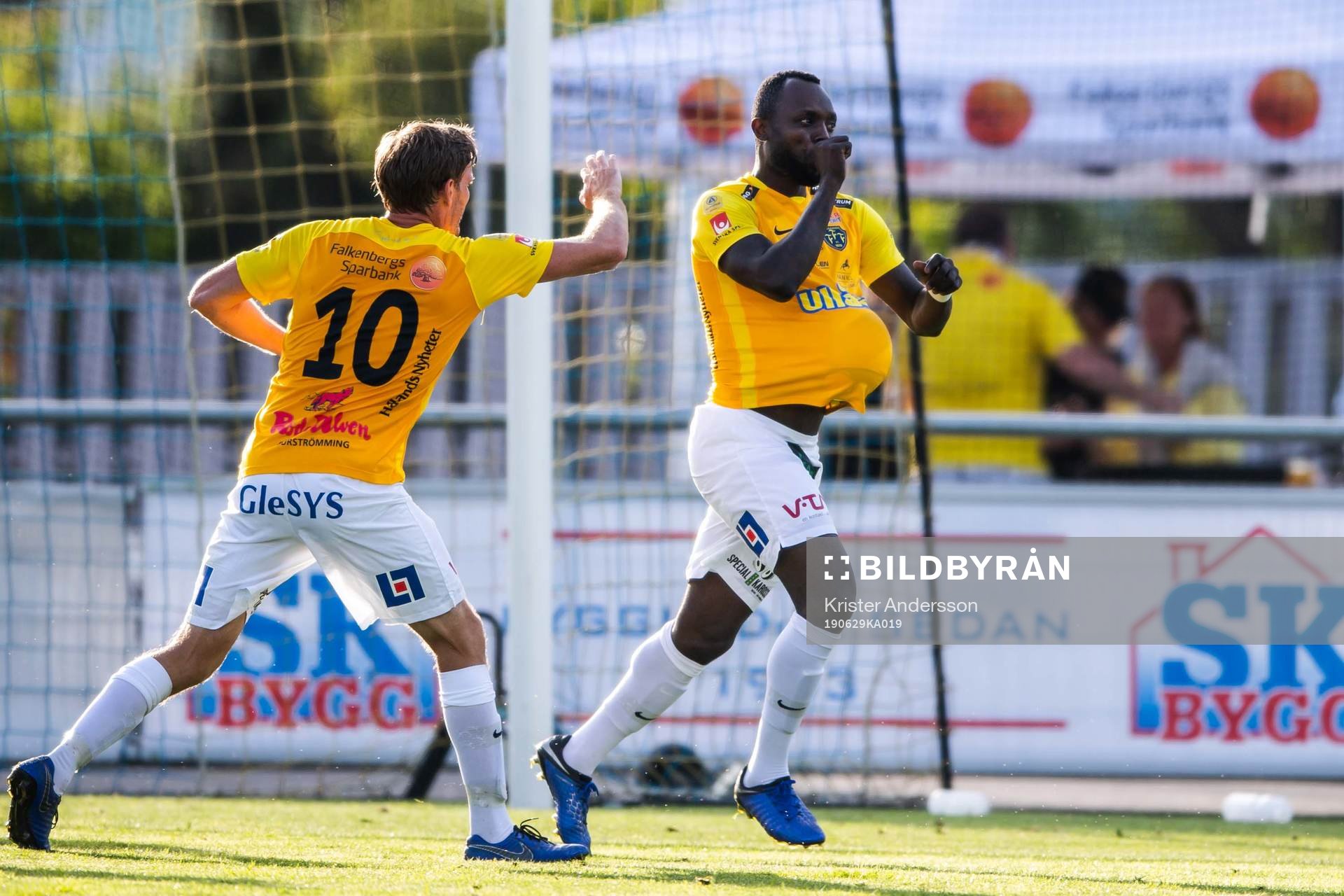Falkenbergs John Chibuike jublar med lagkamrater
