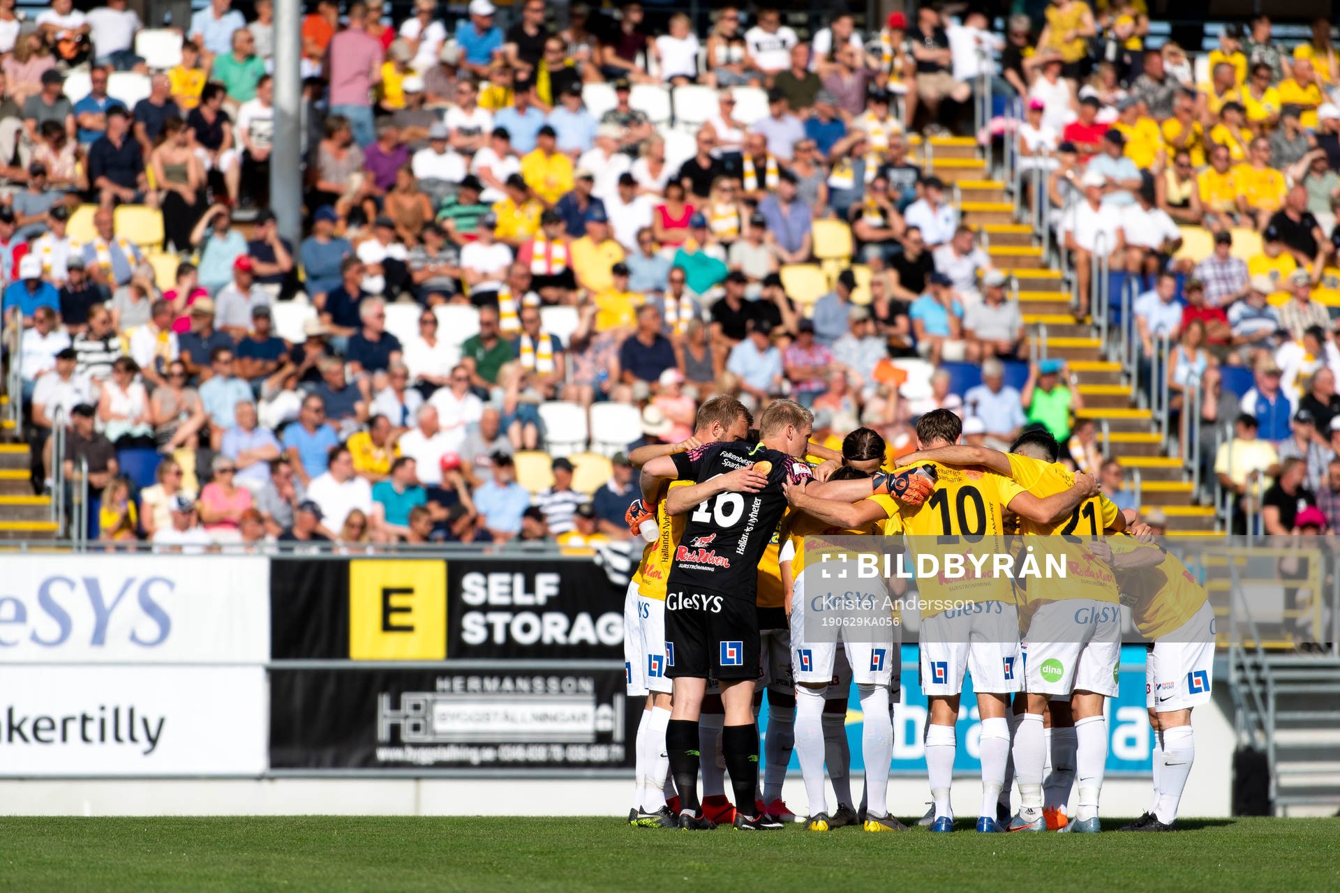 Falkenbergs spelare före fotbollsmatchen i Allsvenskan