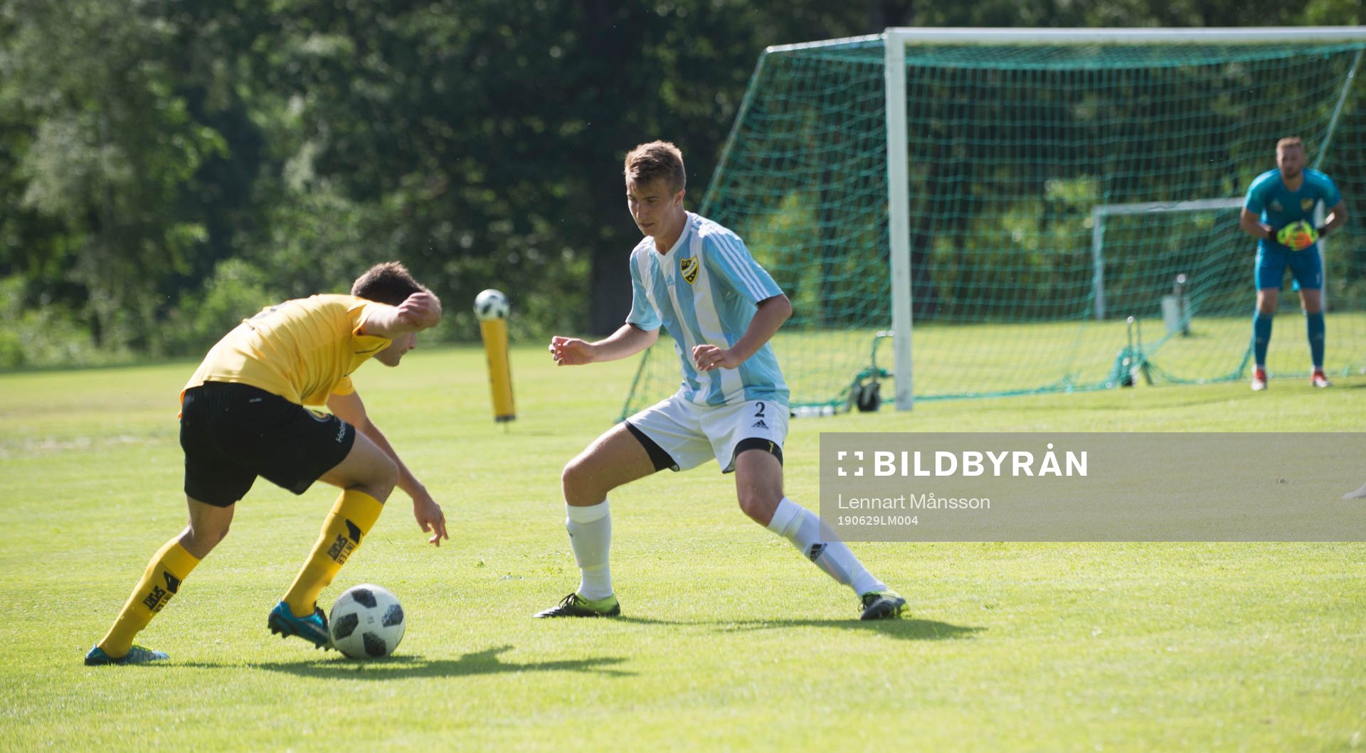 En Räppe-spelare fintar IFK Hässleholms Isak Olsson i matchen i division 2 mellan Räppe och IFK Hässleholm i Växjö 29 juni 2019.  