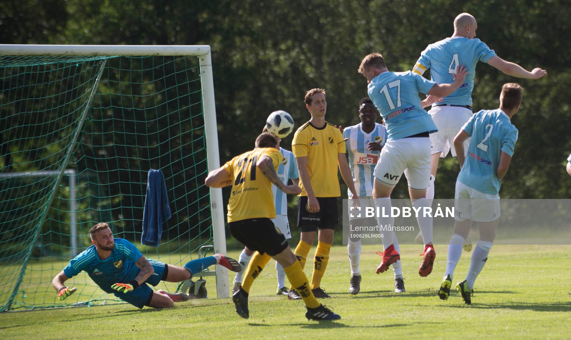IFK Hässleholms försvar rensar undan i matchen i division 2 mellan Räppe och IFK Hässleholm i Växjö 29 juni 2019.  