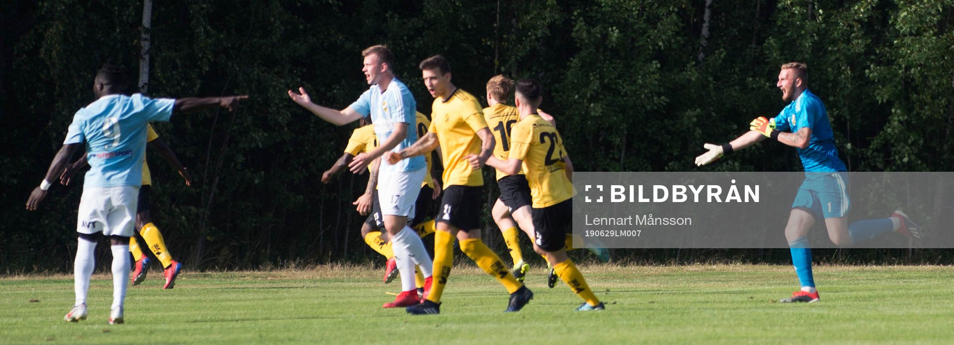 Räppe har kvitterat och Hässleholms-spelarna signalerar för hands i matchen i division 2 mellan Räppe och IFK Hässleholm i Växjö 29 juni 2019.  
