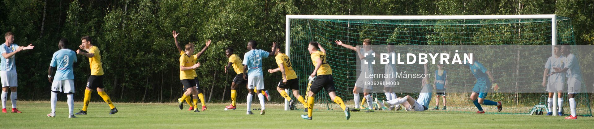 Räppe har kvitterat och Hässleholms-spelarna signalerar för hands i matchen i division 2 mellan Räppe och IFK Hässleholm i Växjö 29 juni 2019.  