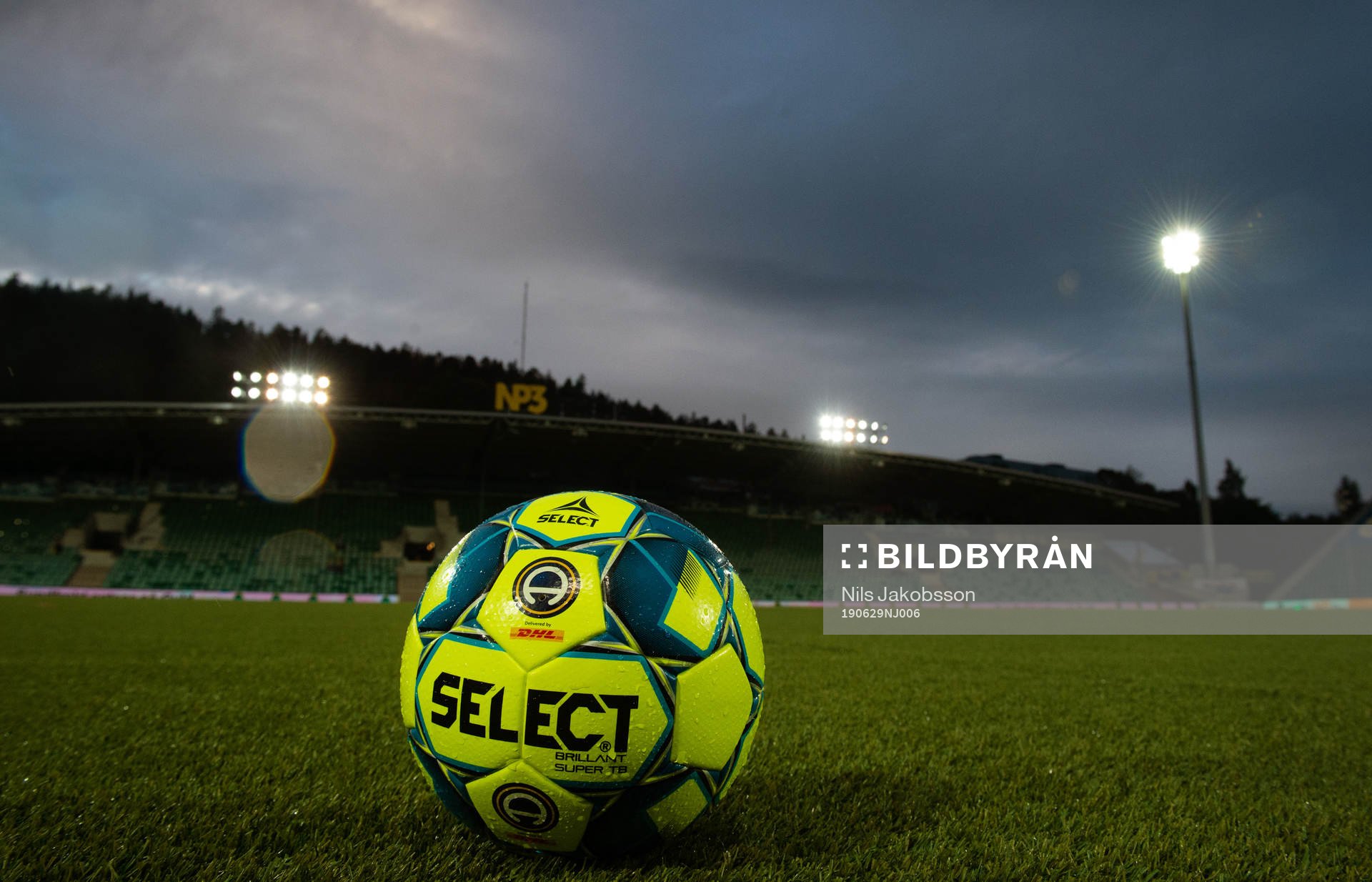 En boll ligger på konstgräs innan fotbollsmatchen i Allsvenskan mellan GIF Sundsvall och AFC Eskilstuna den 29 juni 2019 i Sundsvall.