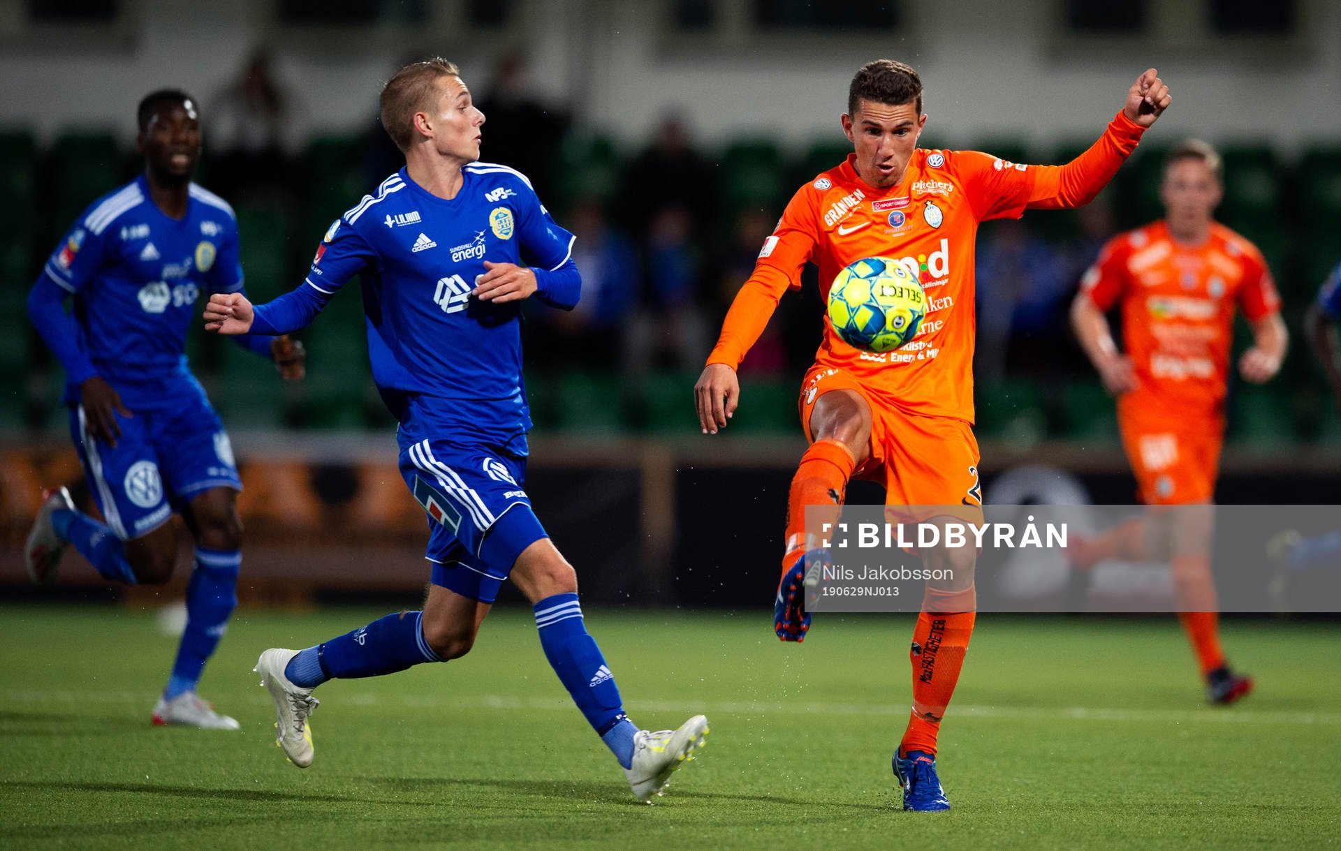 Sundsvalls Albin Palmlöf och AFC Eskilstunas Adnan Kojic