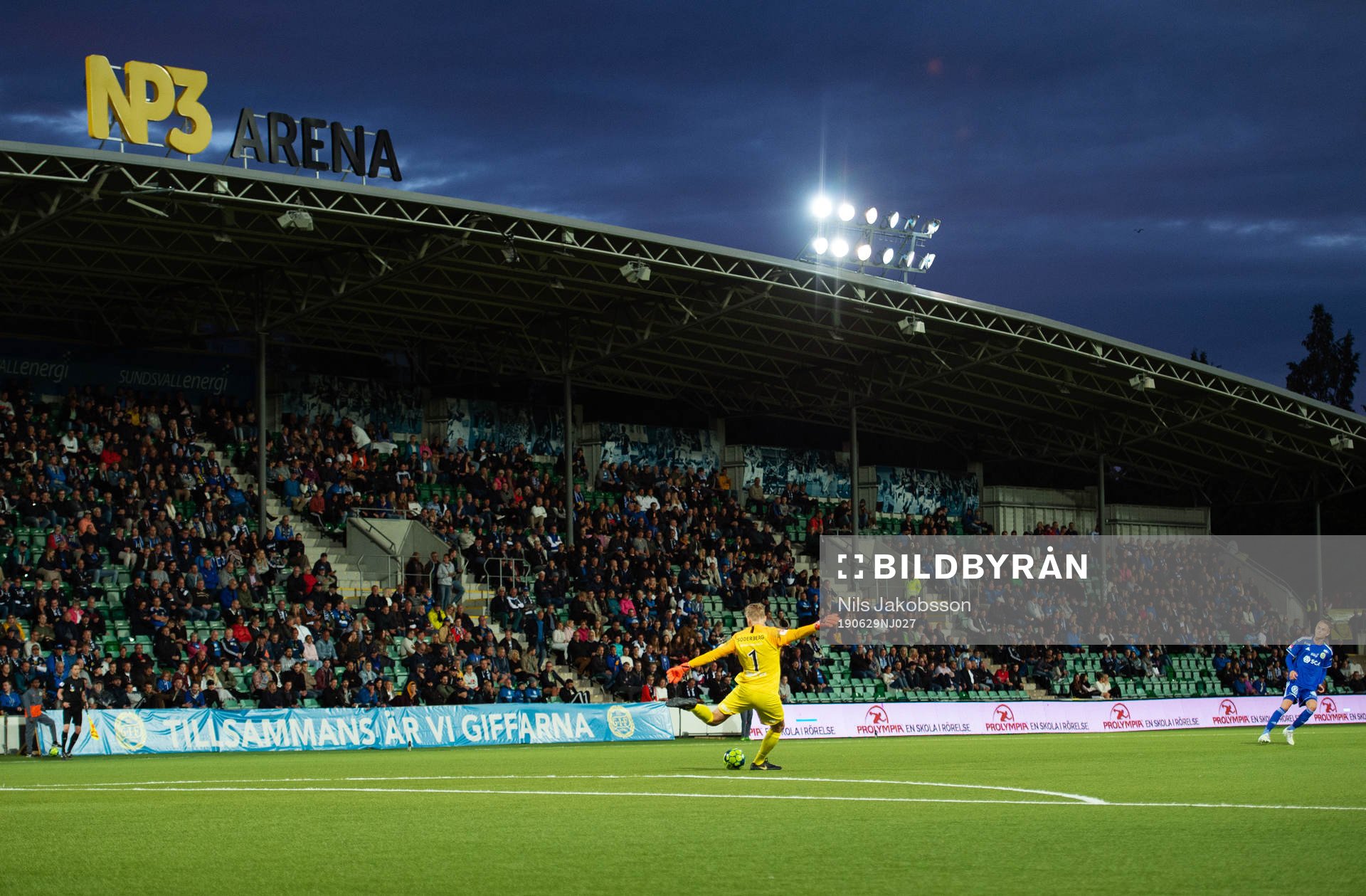 AFC Eskilstunas målvakt Ole Söderberg slår en utspark