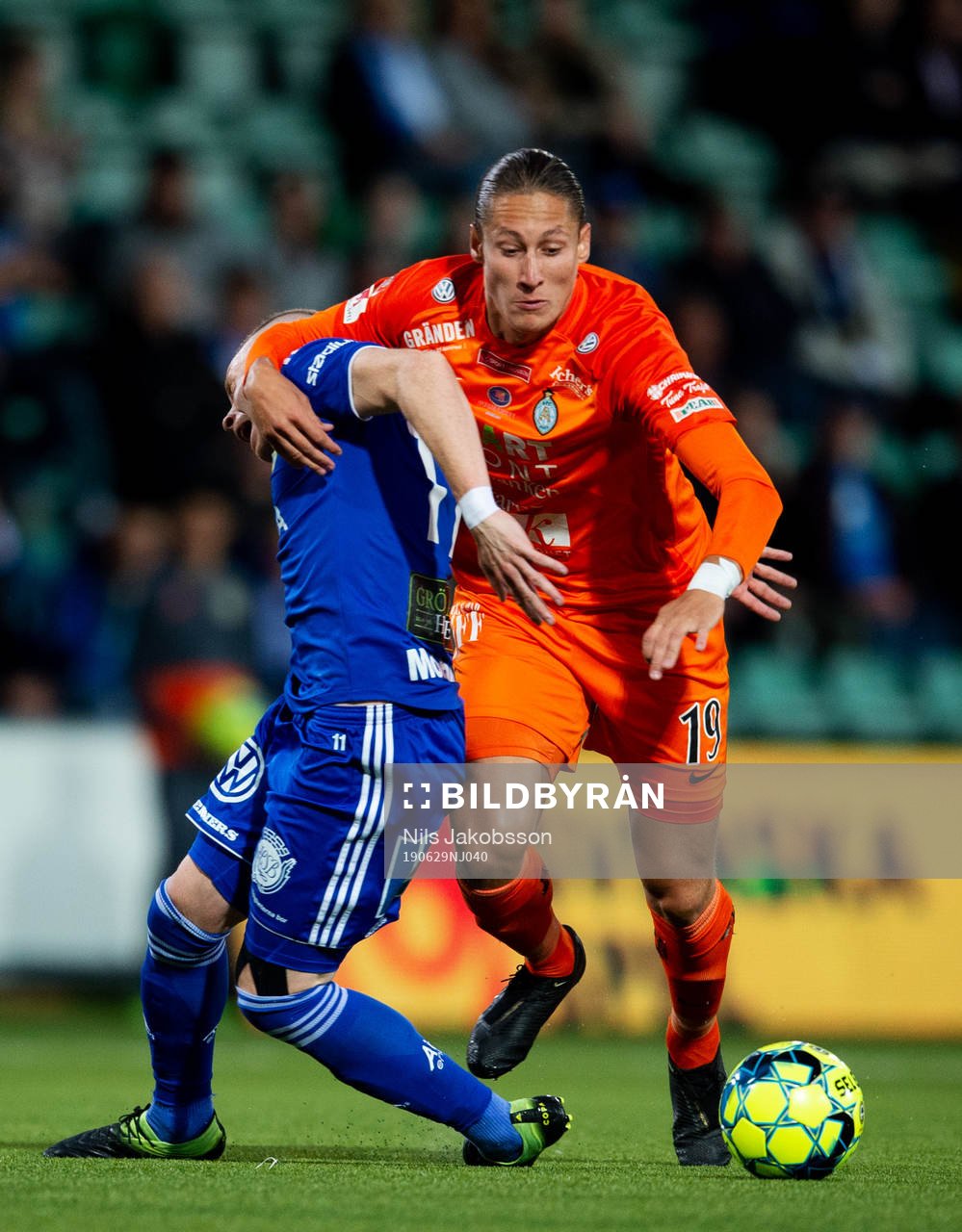 Sundsvalls Tobias Eriksson och AFC Eskilstunas Felix Michel