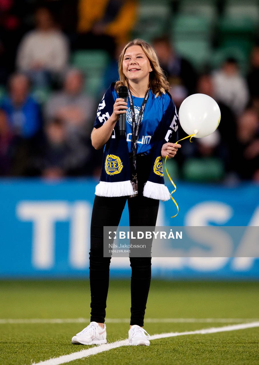 Tess Söderberg sjunger innan fotbollsmatchen i Allsvenskan