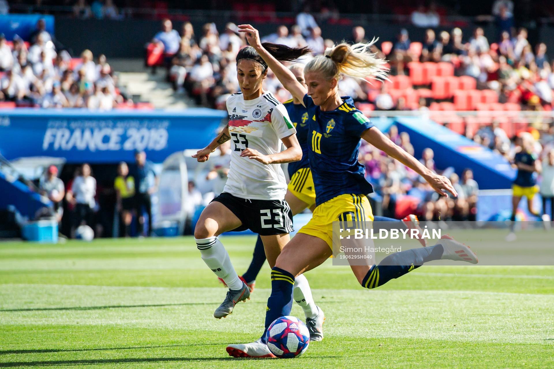 Sara Doorsoun of Germany and Sofia Jakobsson of Sweden