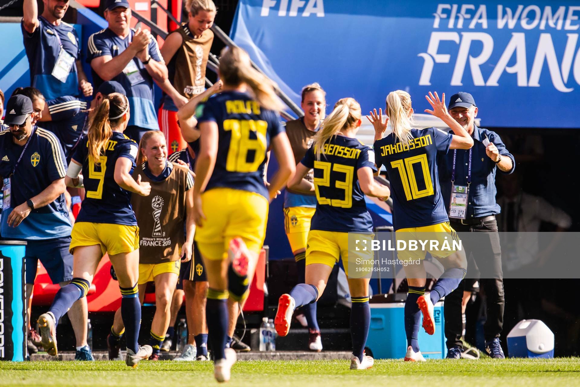 Sofia Jakobsson celebrate with Peter Gerhardsson, Head