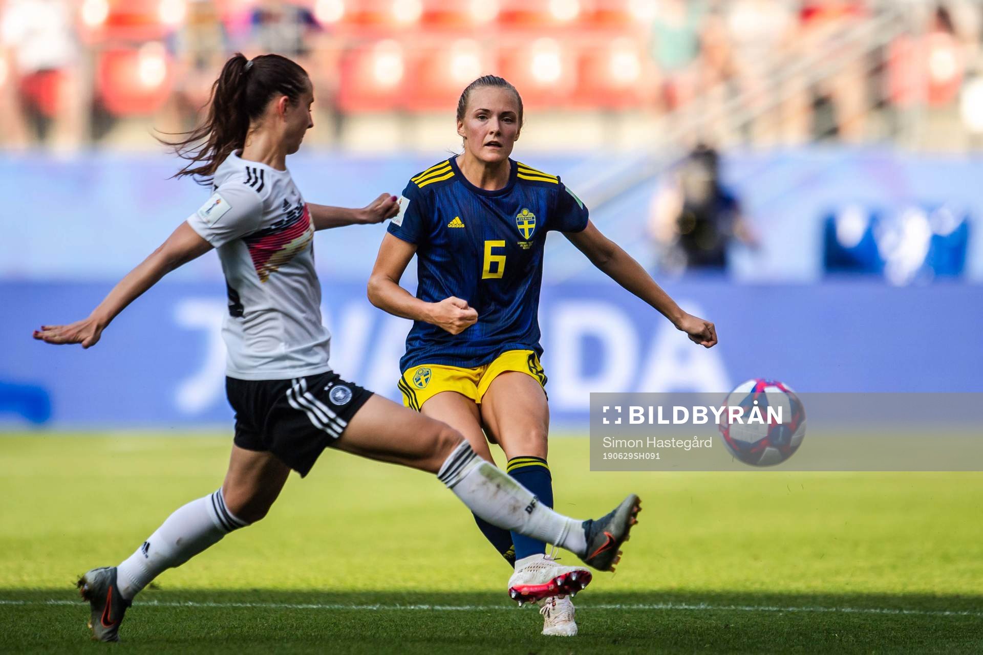 Sara Däbritz of Germany and Magdalena Eriksson of Sweden