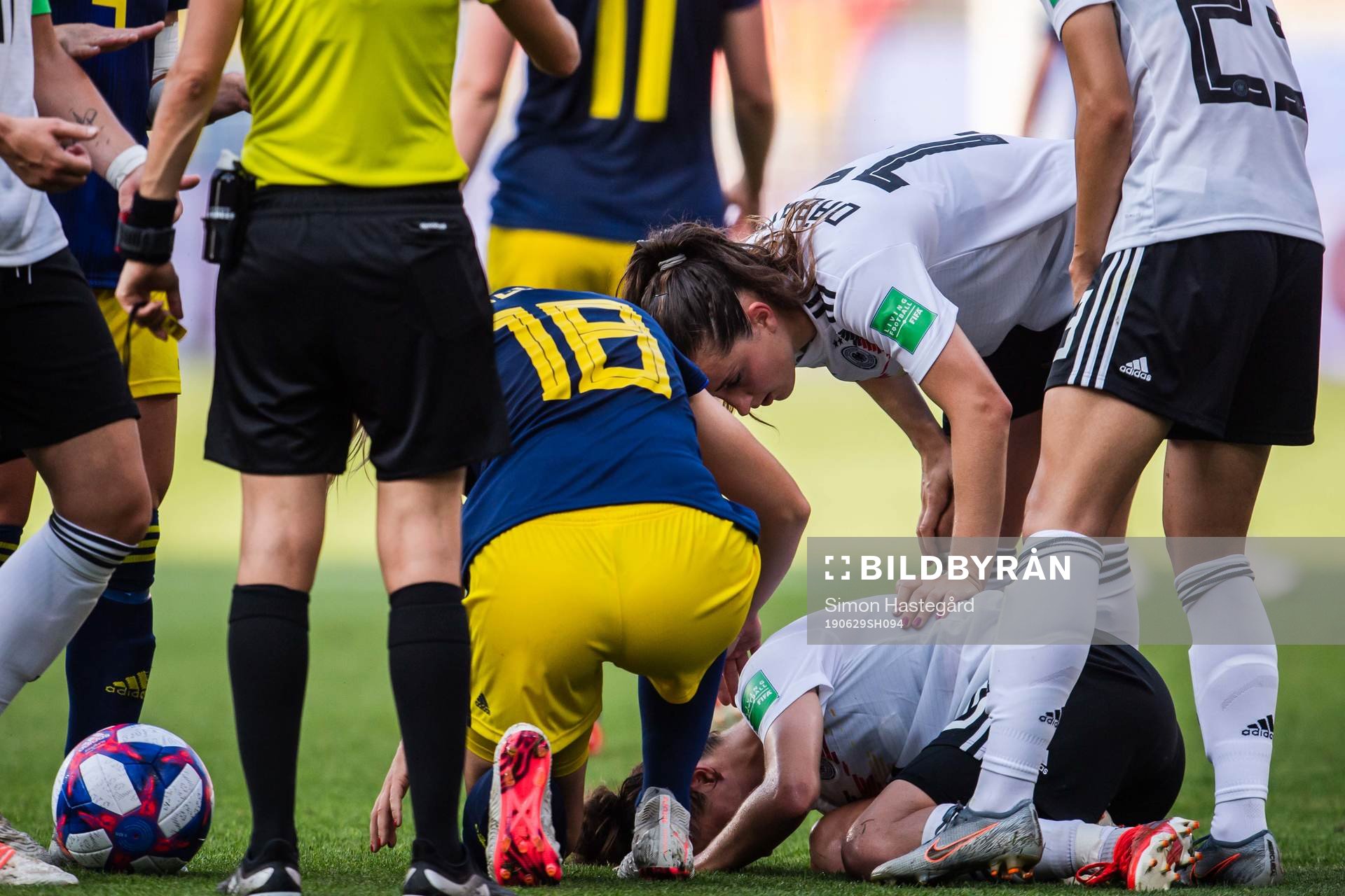 Fridolina Rolfö of Sweden and Lina Magull of Germany