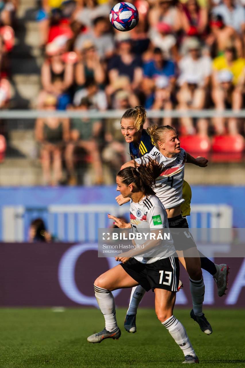 Sara Däbritz and Leonie Maier of Germany against Magdalena