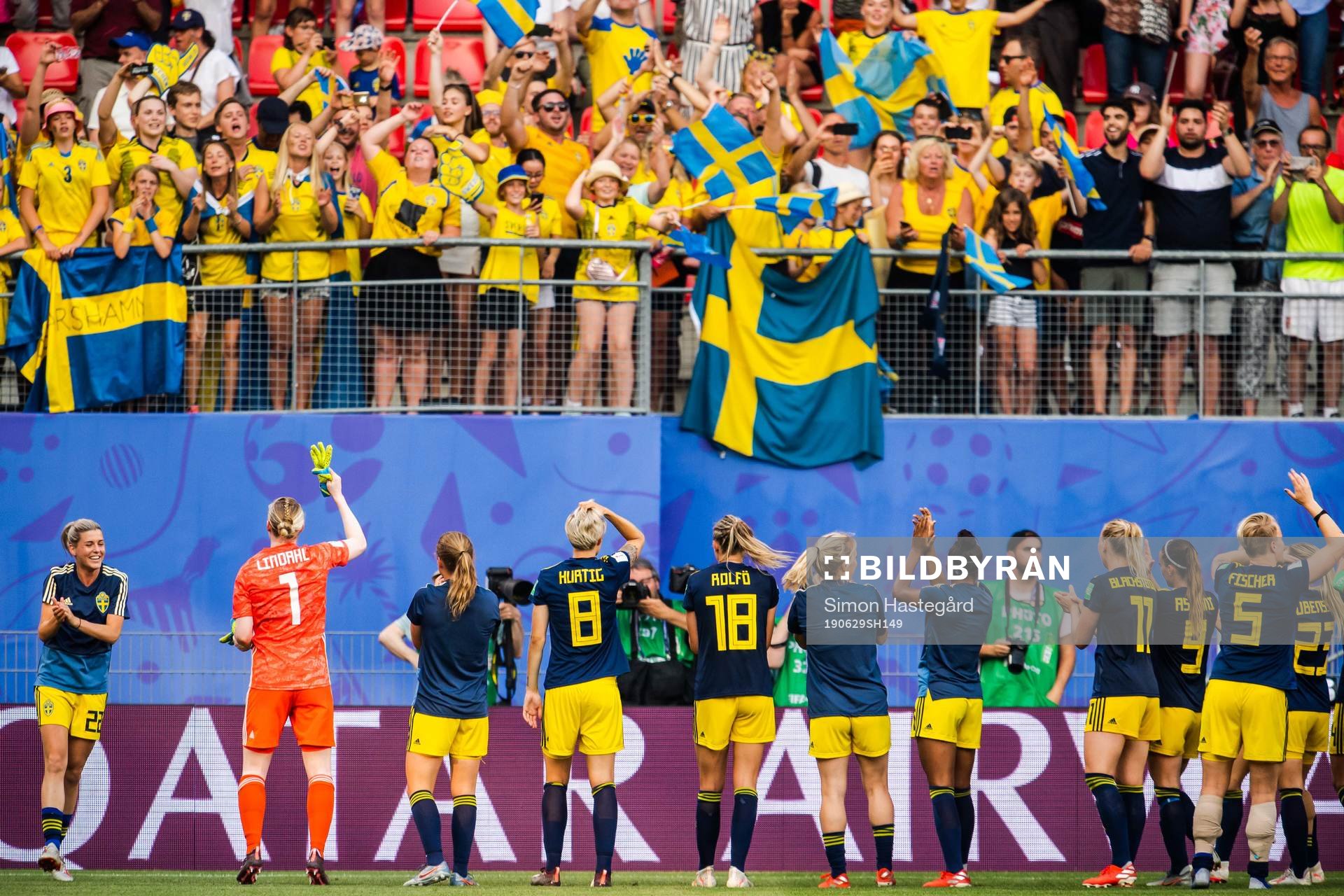 Players of Sweden thank the supporters
