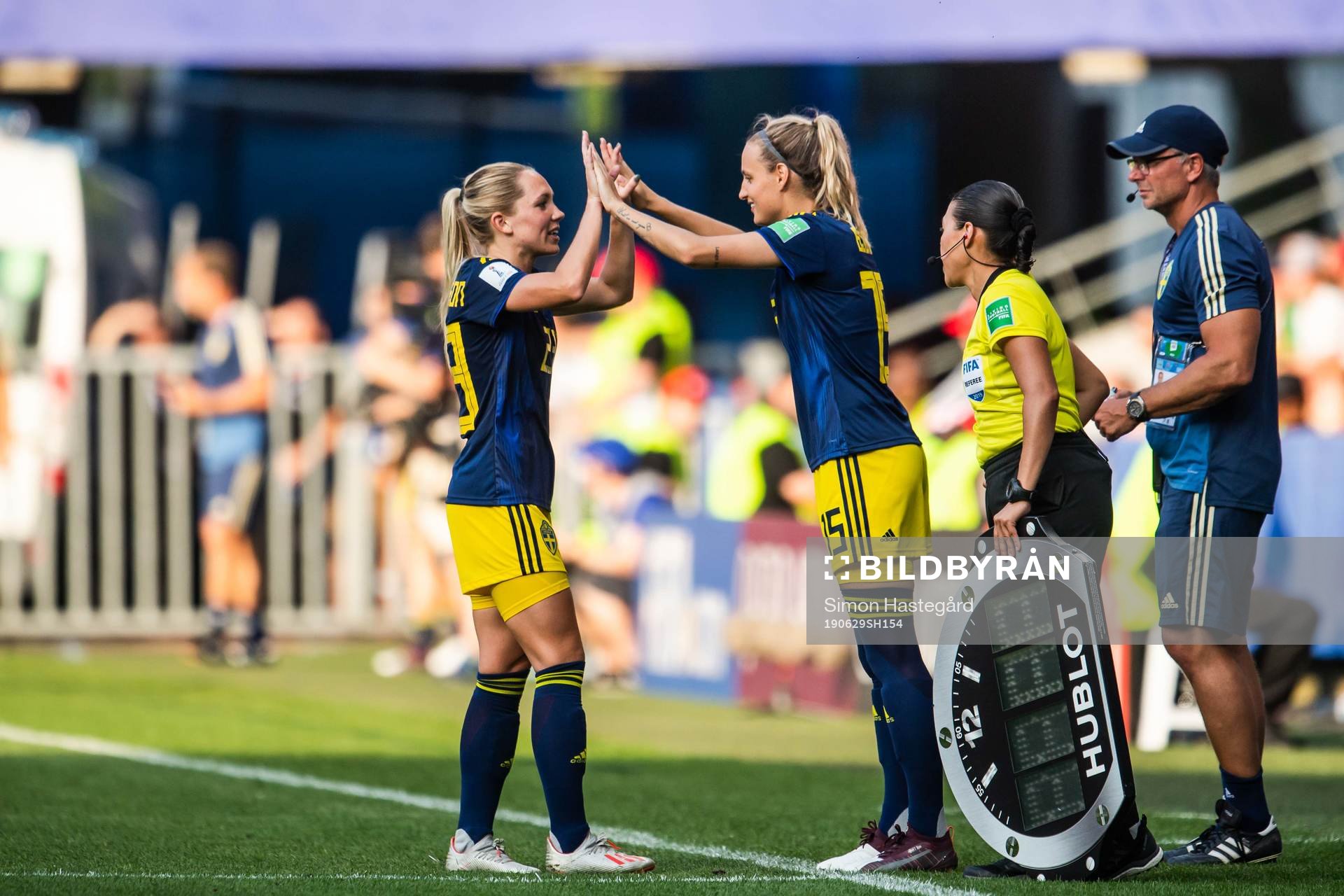 Elin Rubensson changes with Nathalie Björn of Sweden