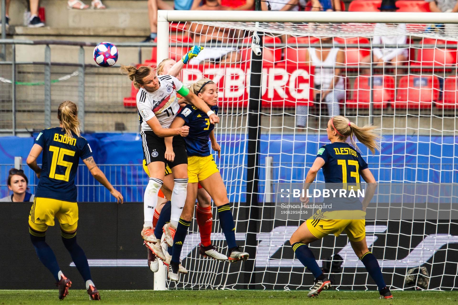 Alexandra Popp of Germany against Nathalie Björn, Linda