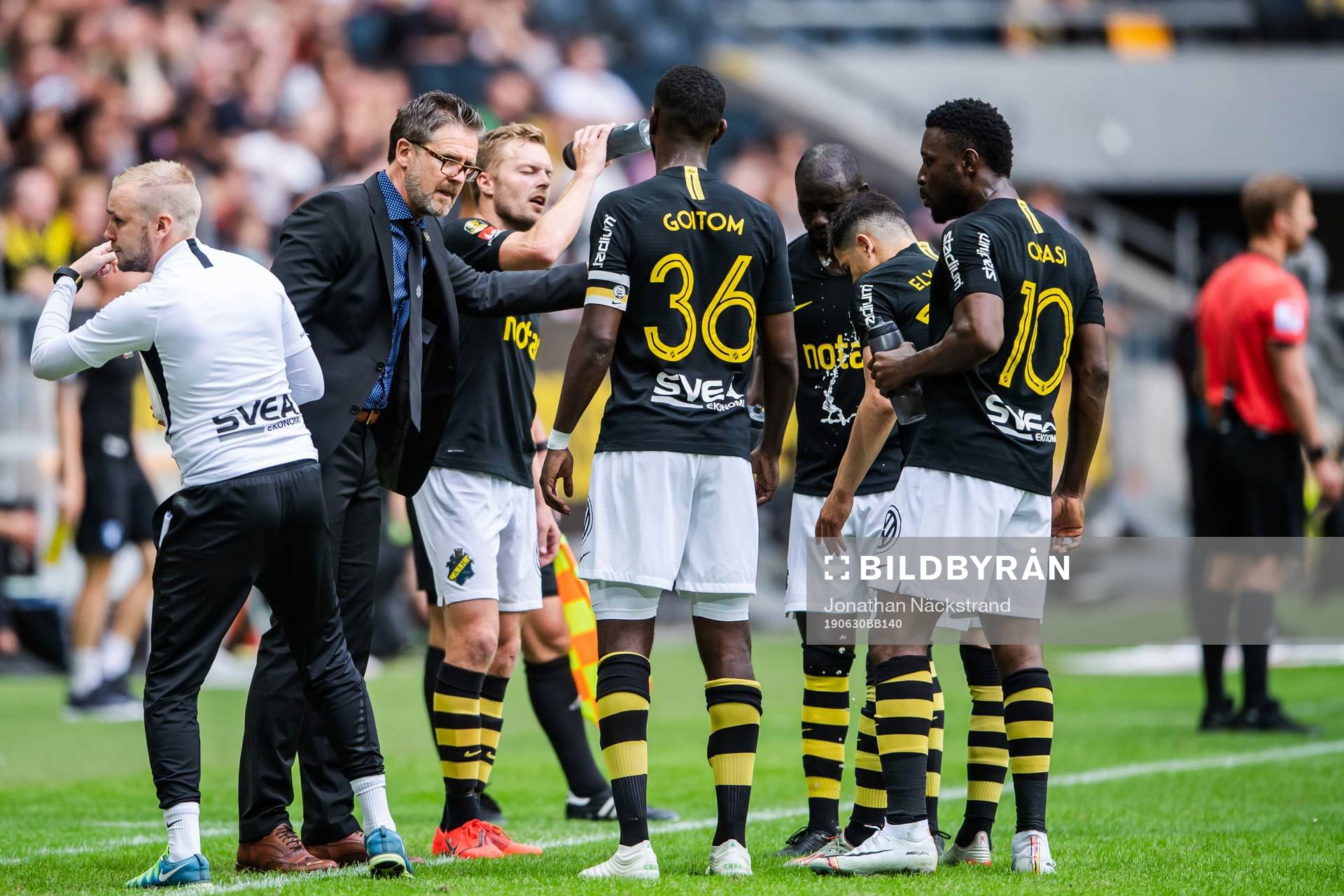 AIK:s tränare Rikard Norling i samtal med Henok Goitom och Chinedu Obasi under fotbollsmatchen i Allsvenskan mellan AIK och Malmö FF den 30 juni 2019 i Stockholm.