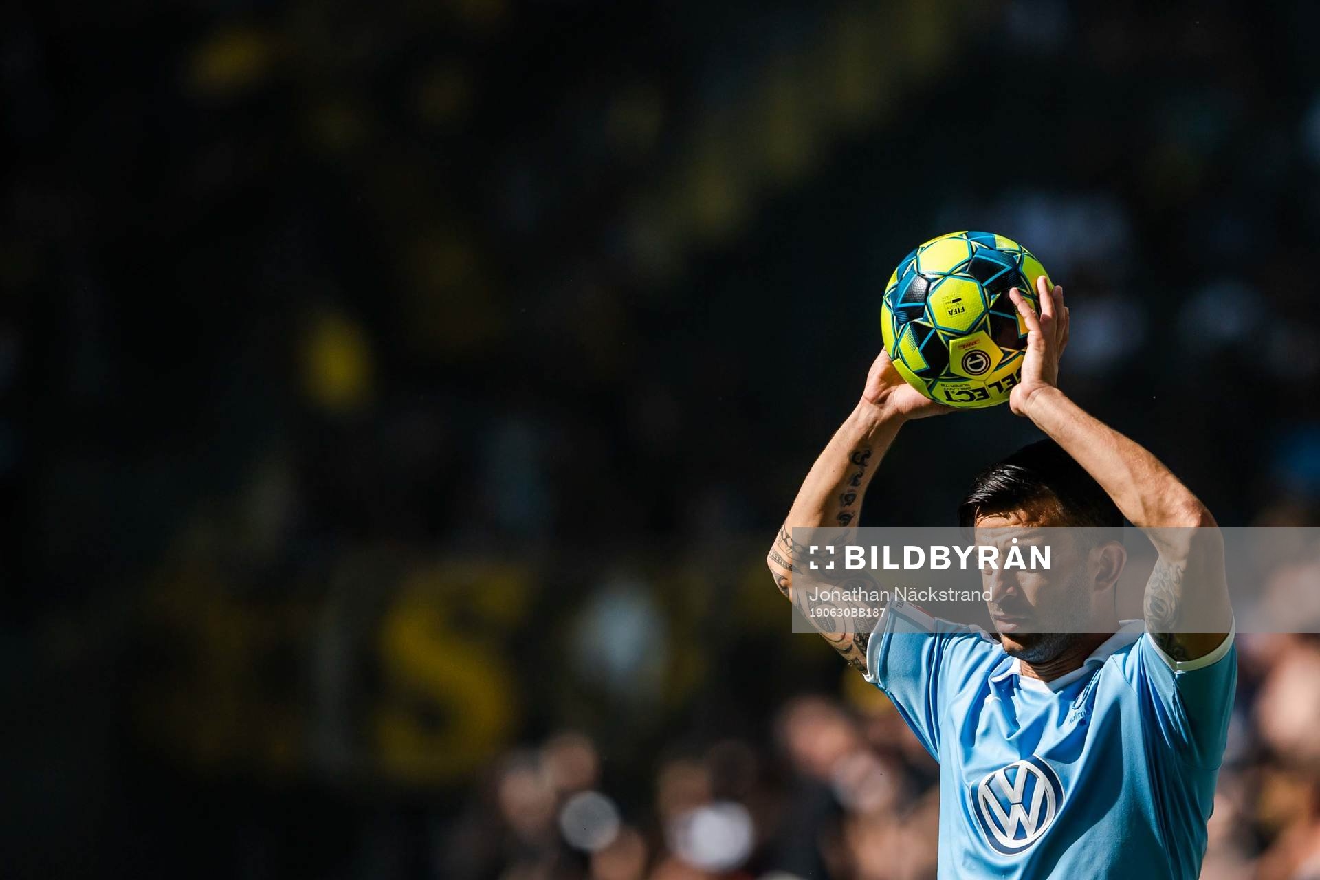 Malmö FFs Behrang Safari med ett inkast