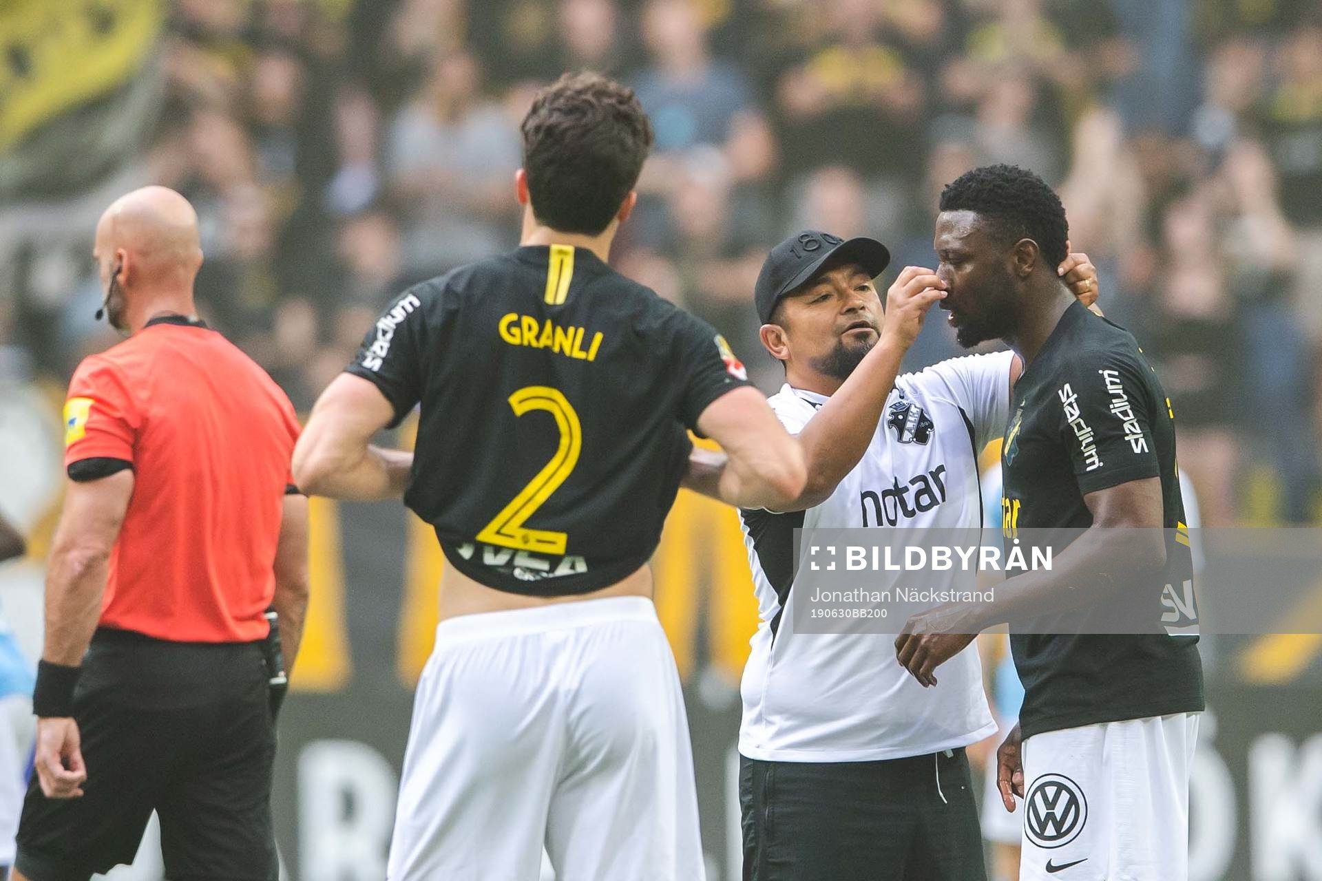 s Chinedu Obasi får behandling