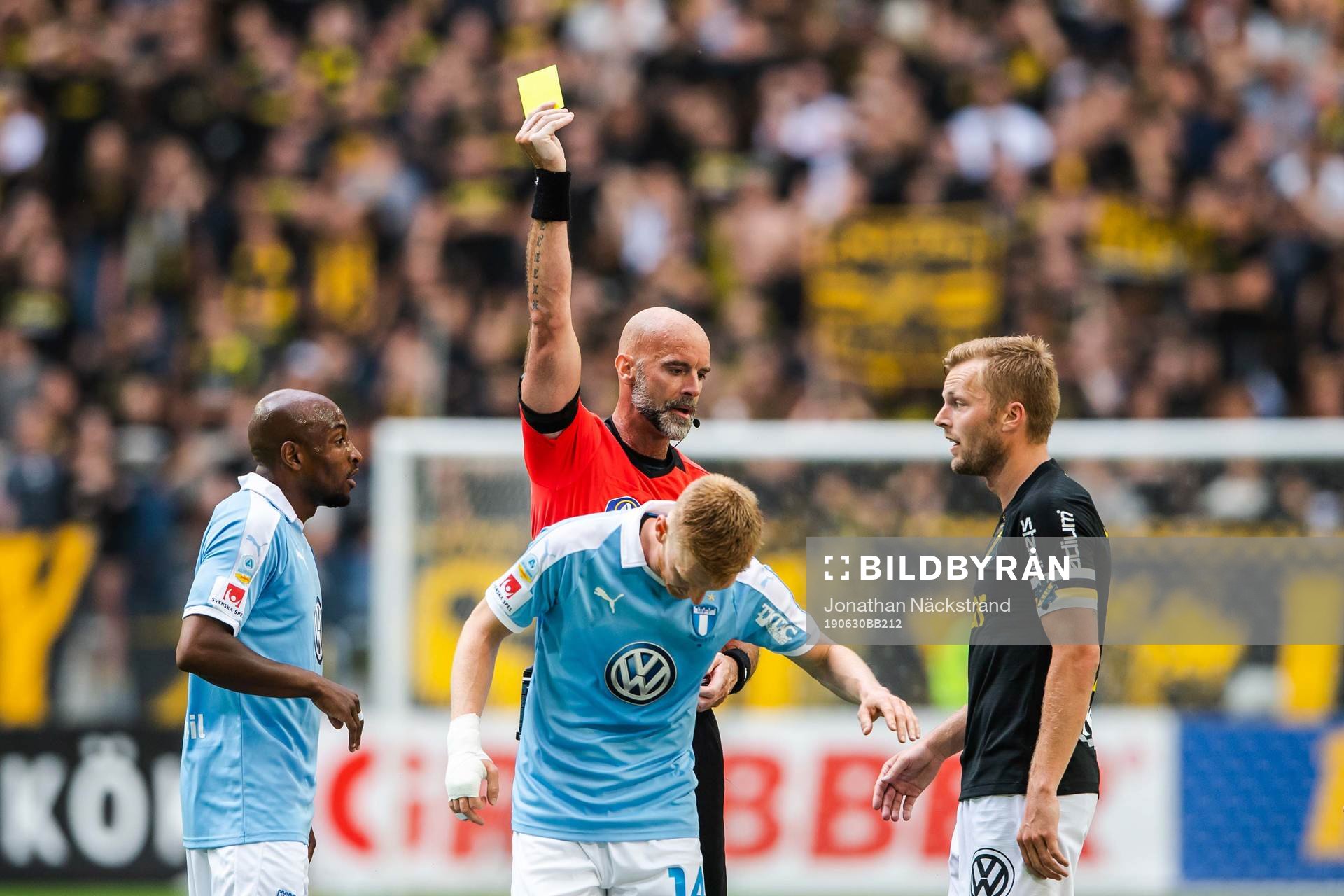s Sebastian Larsson tilldelas en varning