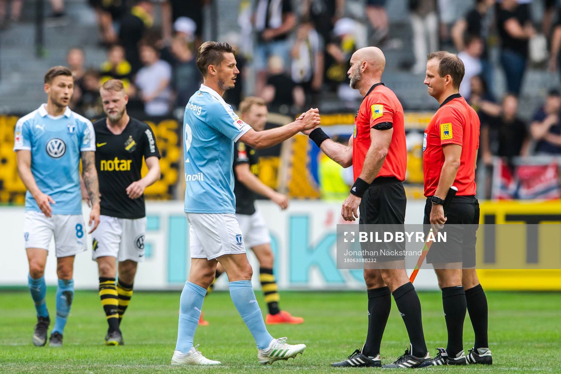 Malmö FFs Markus Rosenberg tackar domare Stefan Johannesson