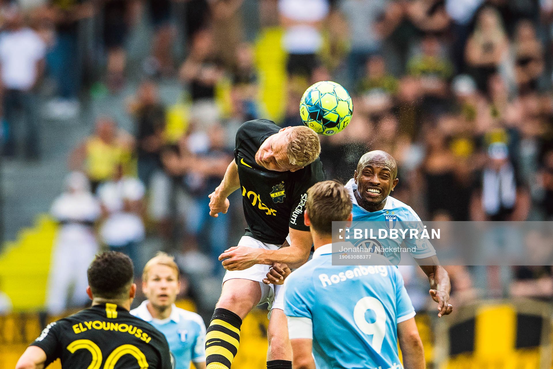 AIK:s Kolbeinn Sigthorsson i en nickduell med Malmö FFs Fouad Bachirou under fotbollsmatchen i Allsvenskan mellan AIK och Malmö FF den 30 juni 2019 i Stockholm.