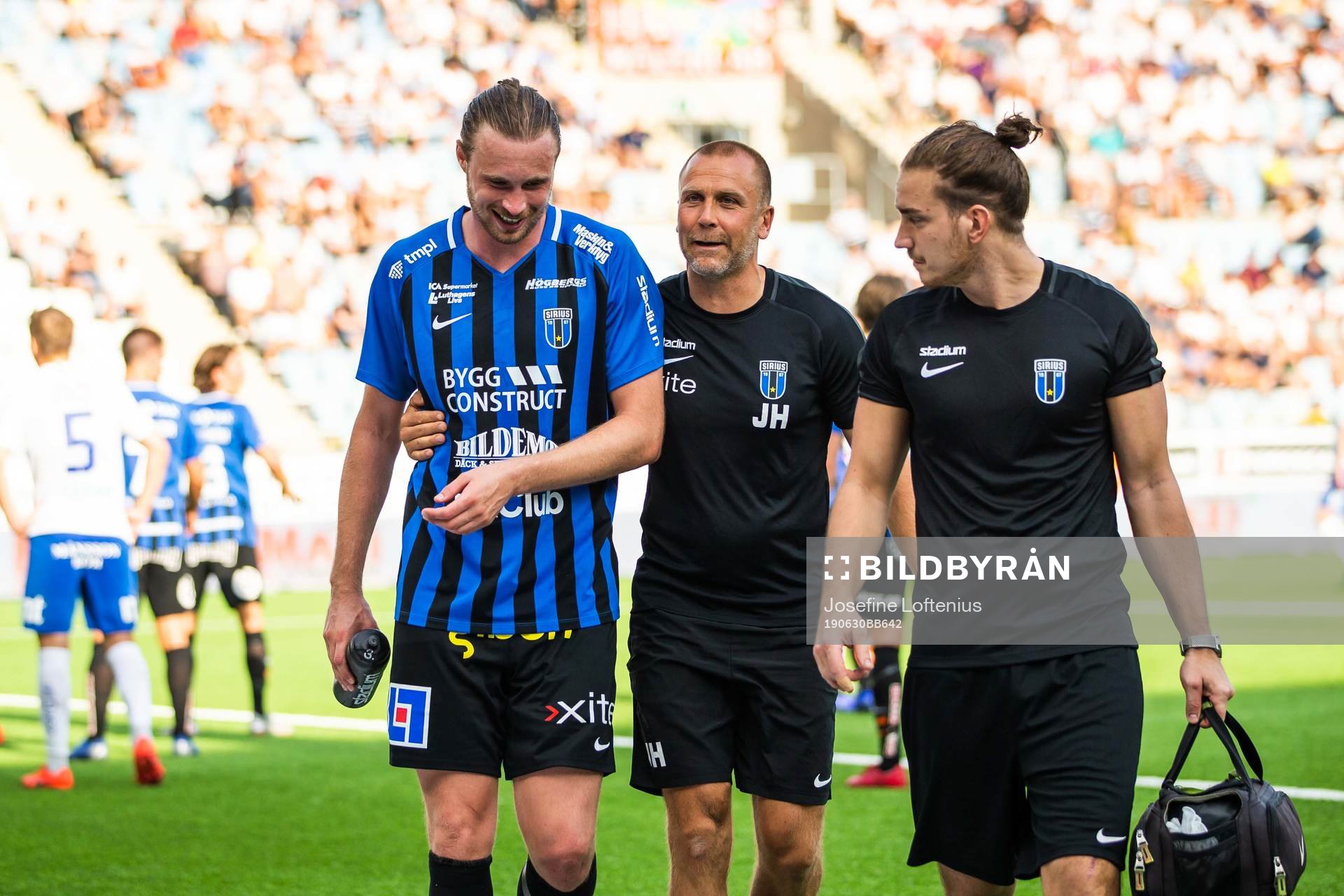 Sirius Daniel Jarl lämnar planen efter skada under fotbollsmatchen i Allsvenskan mellan IFK Norrköping och Sirius den 30 juni 2019 i Norrköping.