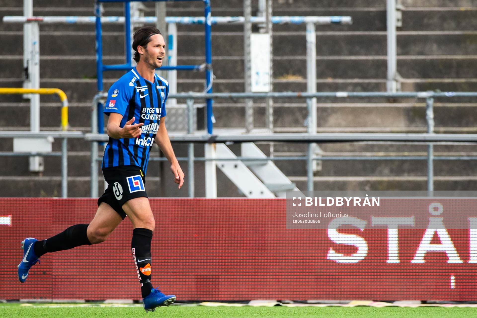 Sirius Philip Haglund jublar efter 0-1 under fotbollsmatchen i Allsvenskan mellan IFK Norrköping och Sirius den 30 juni 2019 i Norrköping.