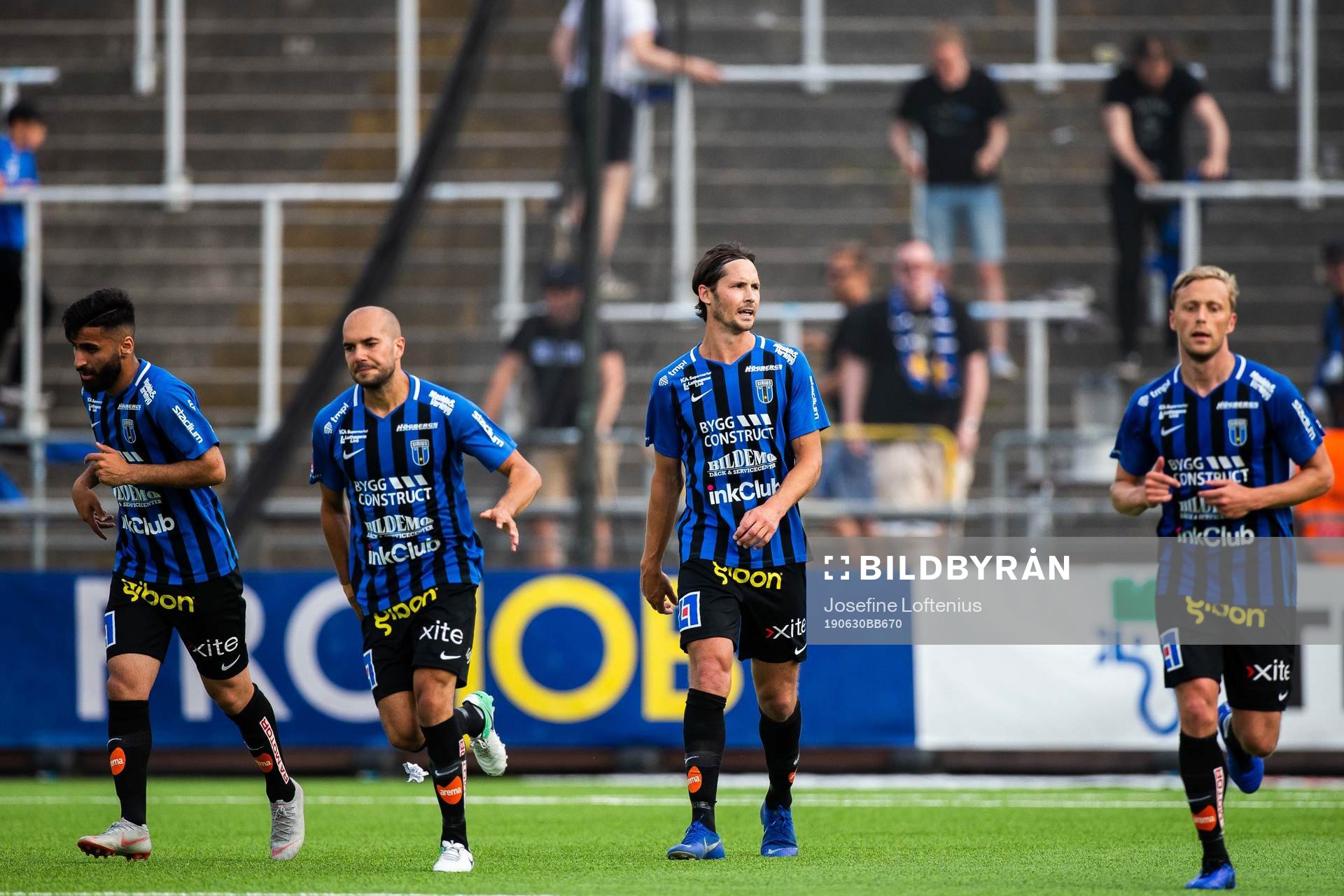 Sirius Philip Haglund jublar med lagkamrater