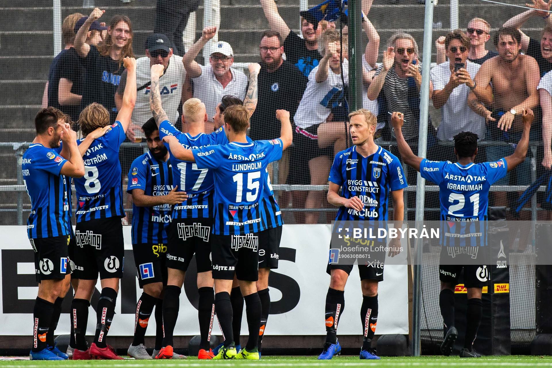 Sirius Philip Haglund jublar med lagkamrater