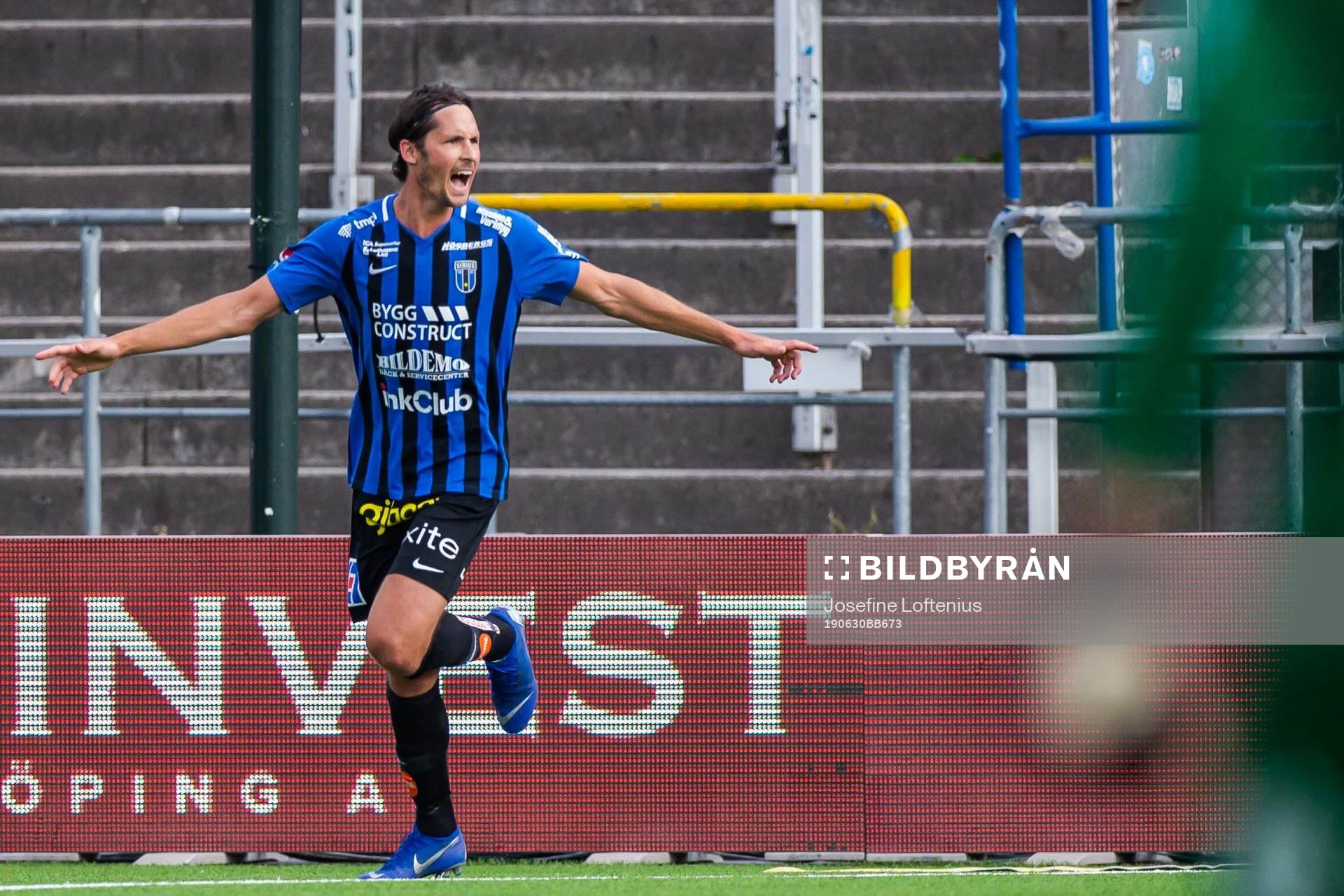 Sirius Philip Haglund jublar efter 0-1 under fotbollsmatchen i Allsvenskan mellan IFK Norrköping och Sirius den 30 juni 2019 i Norrköping.