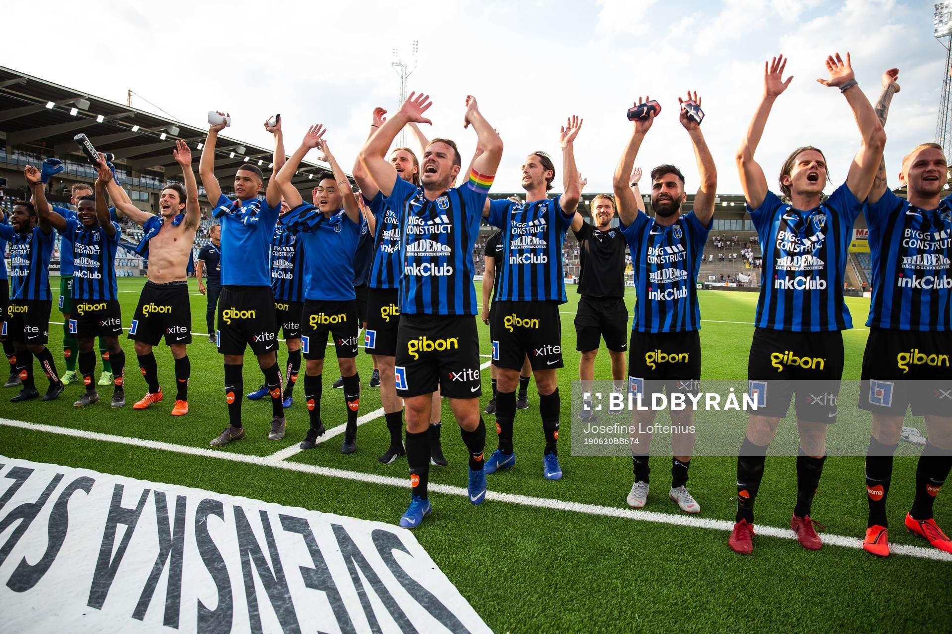 Sirius Niklas Busch Thor jublar med lagkamrater