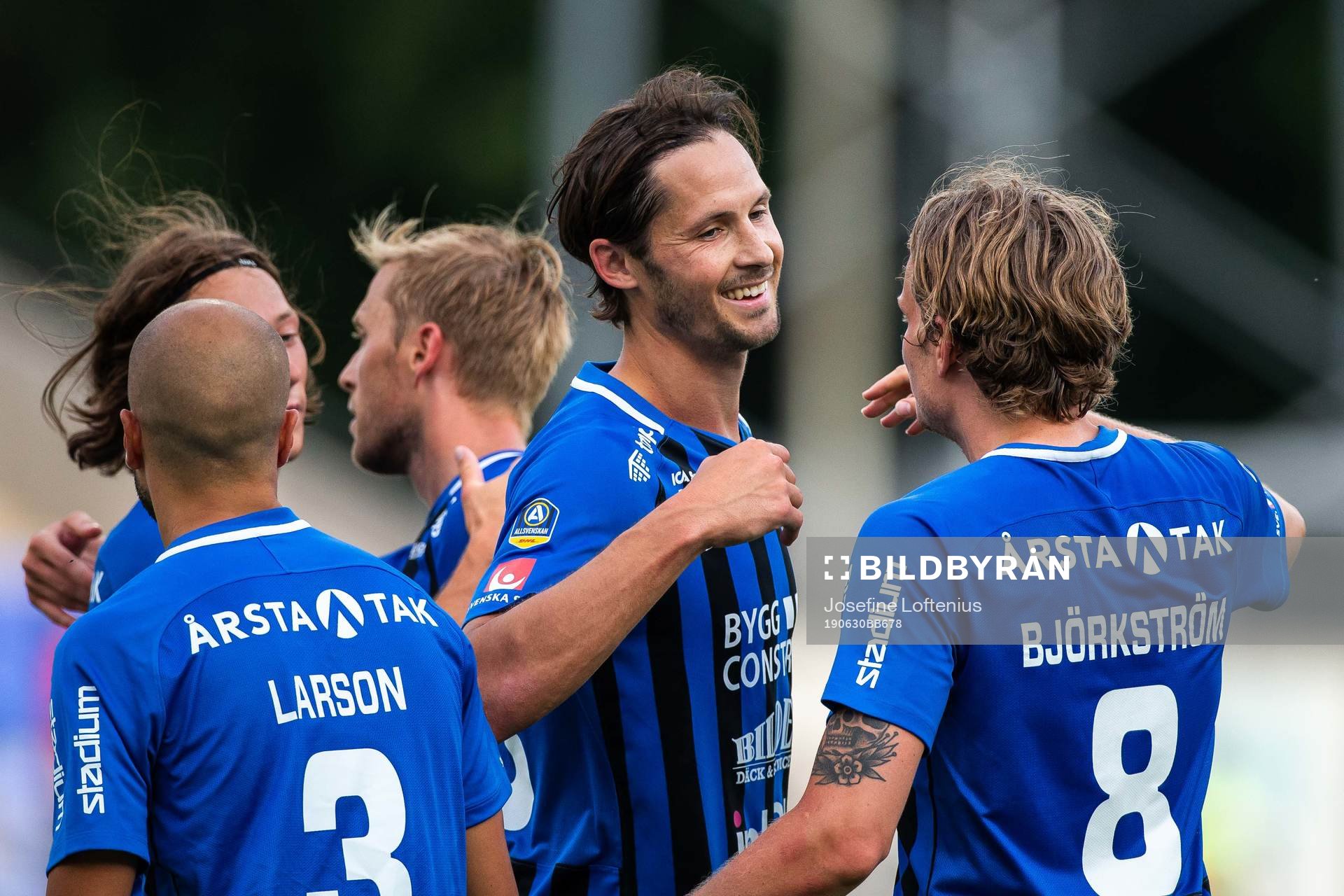 Sirius Philip Haglund jublar med Tim Björkström