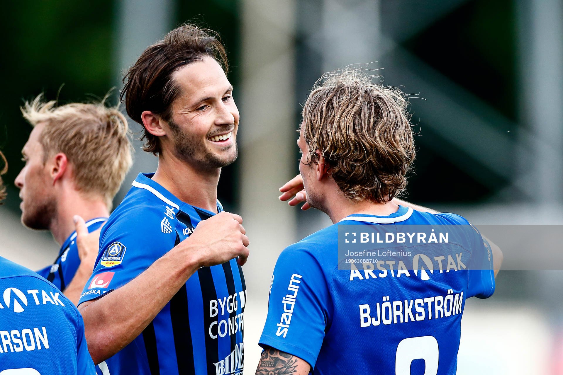 Sirius Philip Haglund jublar med Tim Björkström efter fotbollsmatchen i Allsvenskan mellan IFK Norrköping och Sirius den 30 juni 2019 i Norrköping.