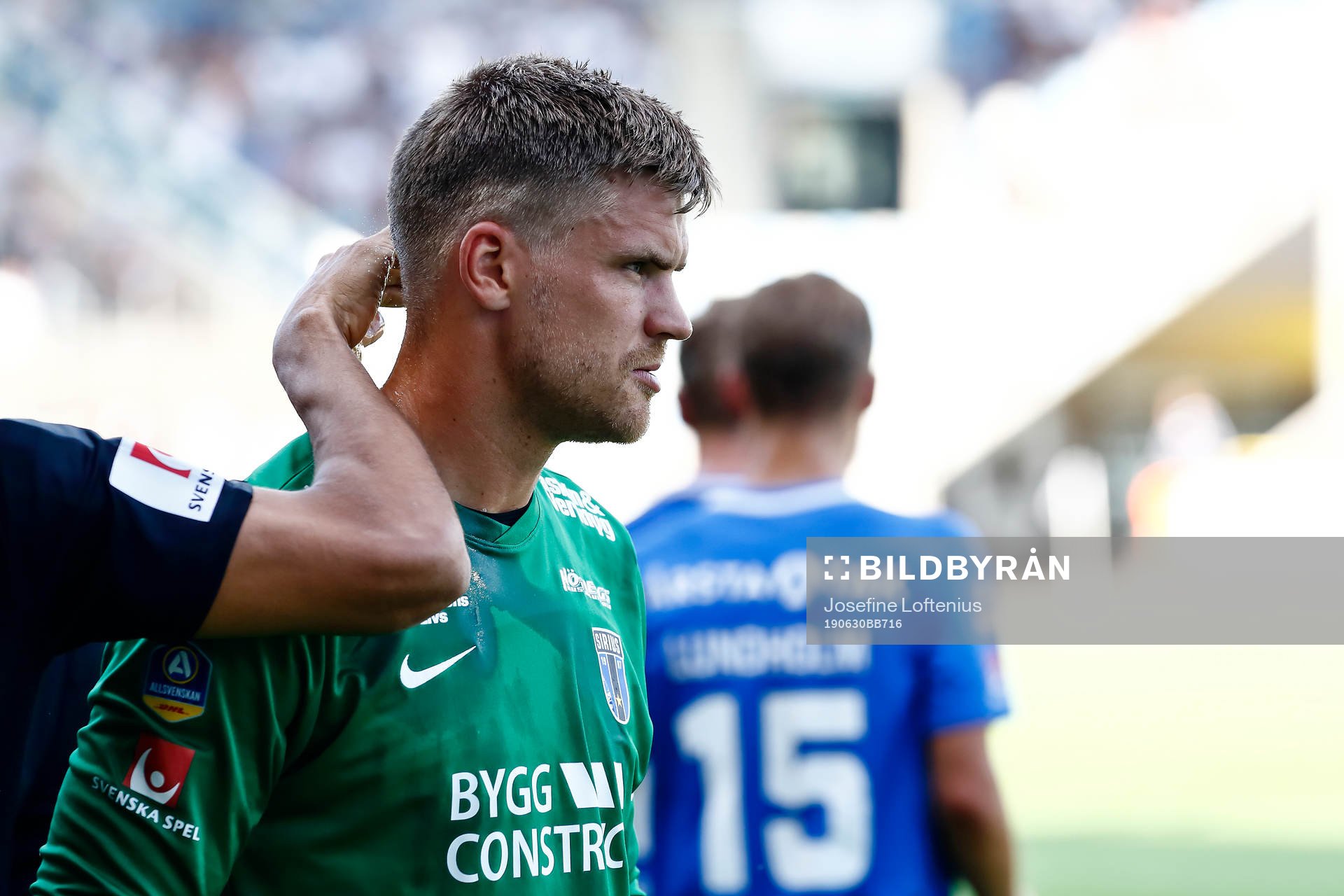 Sirius målvakt Lukas Jonsson klappas om