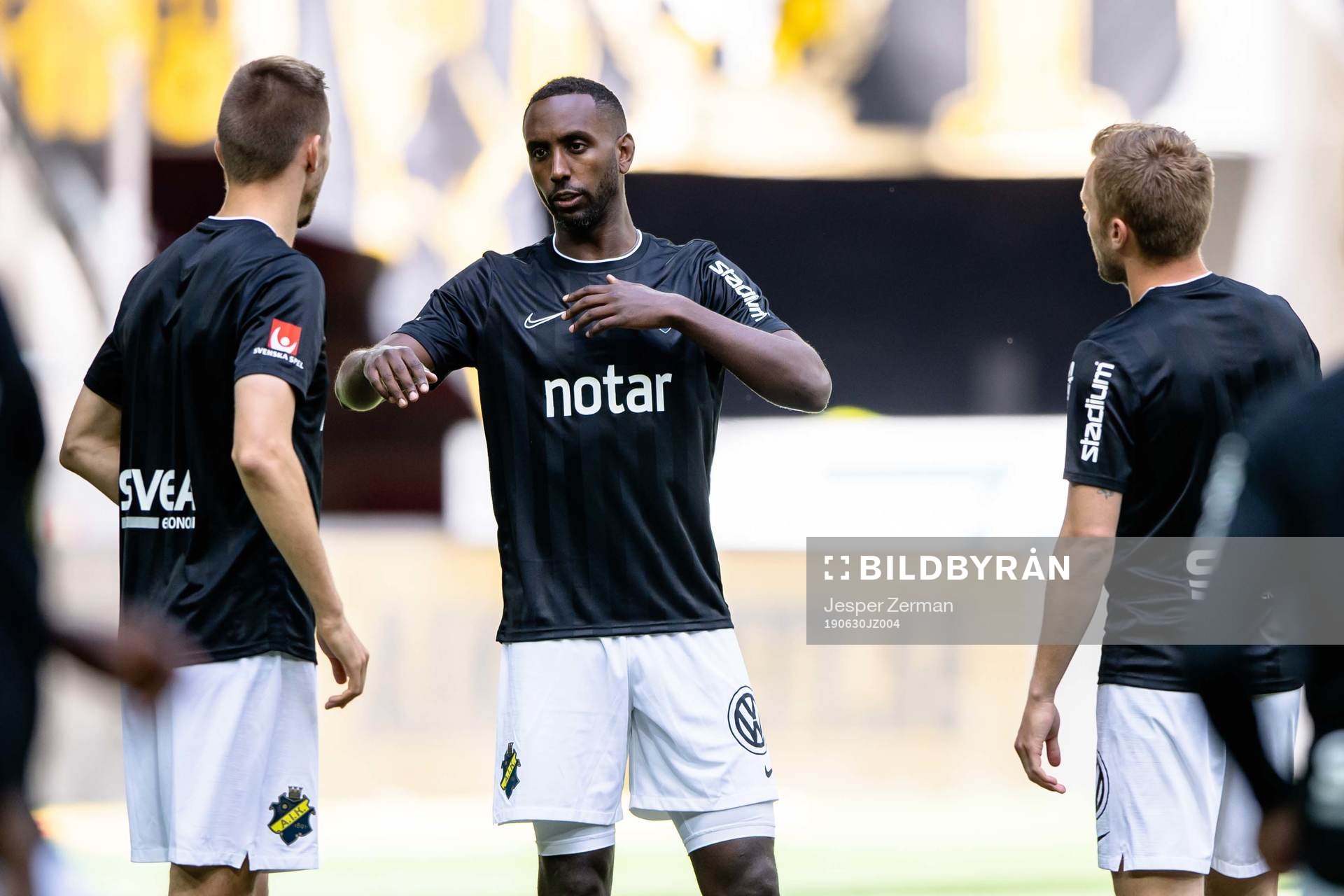 AIK:s Henok Goitom i samtal med Karol Mets och Sebastian Larsson inför fotbollsmatchen i Allsvenskan mellan AIK och Malmö FF den 30 juni 2019 i Stockholm.