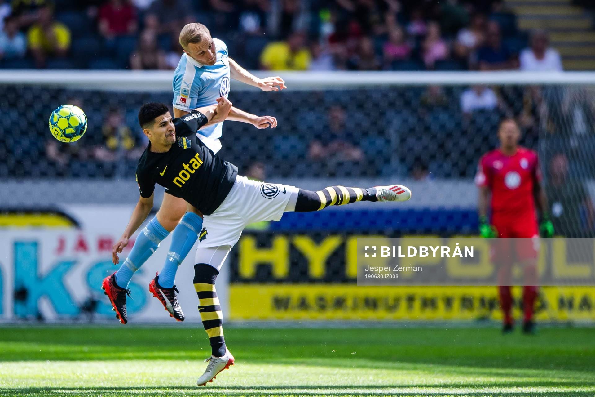 AIK:s Tarik Elyounoussi och Malmö FFs Egzon Binaku under fotbollsmatchen i Allsvenskan mellan AIK och Malmö FF den 30 juni 2019 i Stockholm.