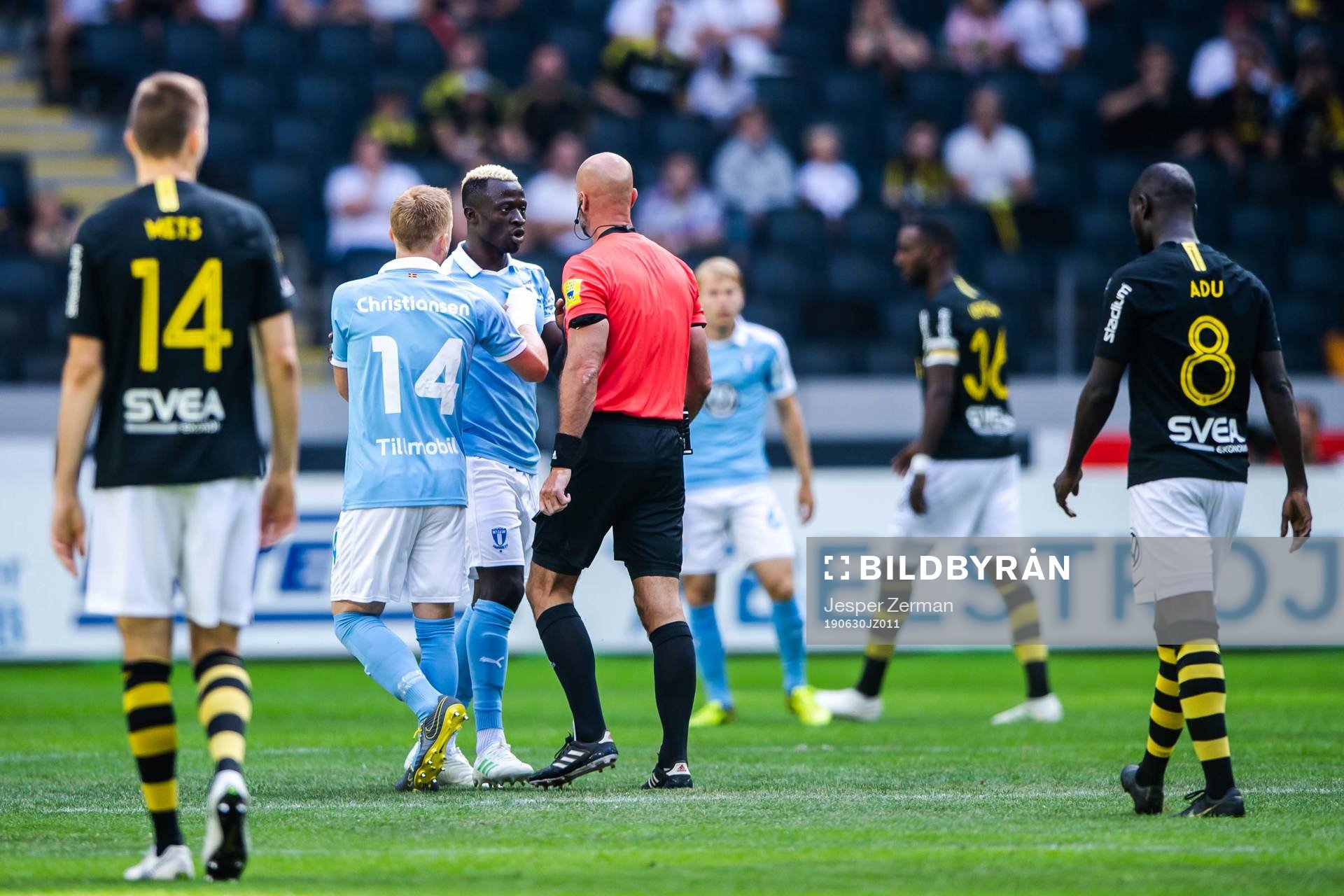 Malmö FFs Bonke Innocent i samtal med domare Stefan