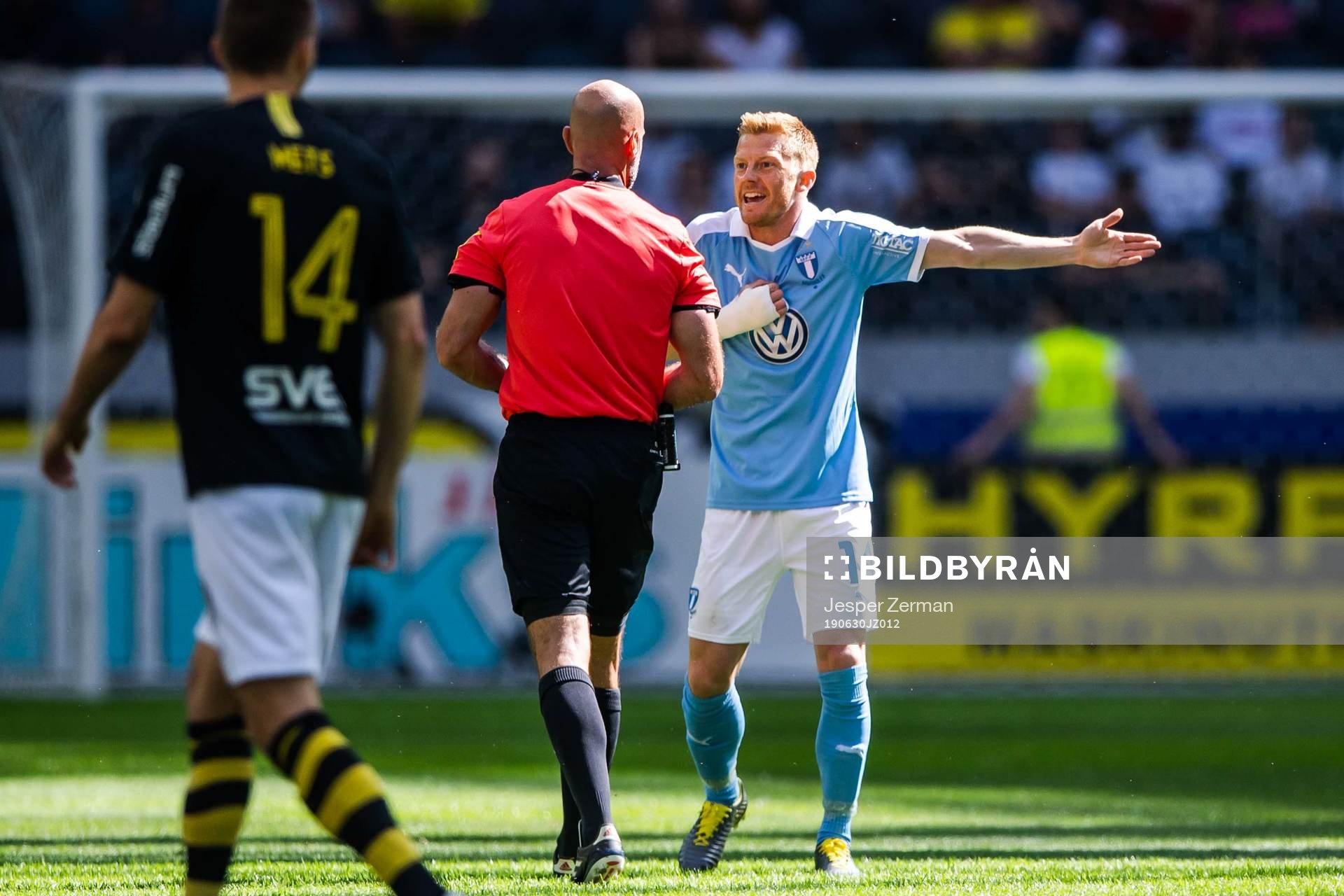 Malmö FFs Anders Christiansen i samtal med domare Stefan