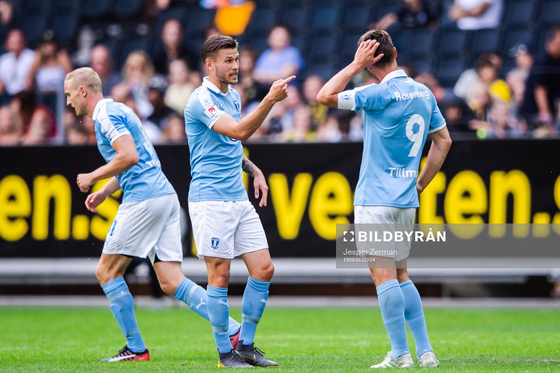 Malmö FFs Marcus Antonsson i samtal med Markus Rosenberg under fotbollsmatchen i Allsvenskan mellan AIK och Malmö FF den 30 juni 2019 i Stockholm.