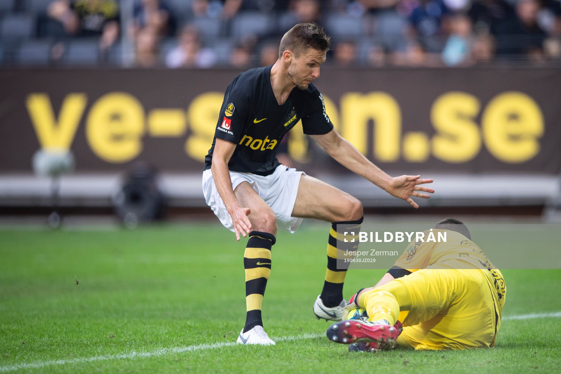 s Karol Mets och målvakt Oscar Linnér