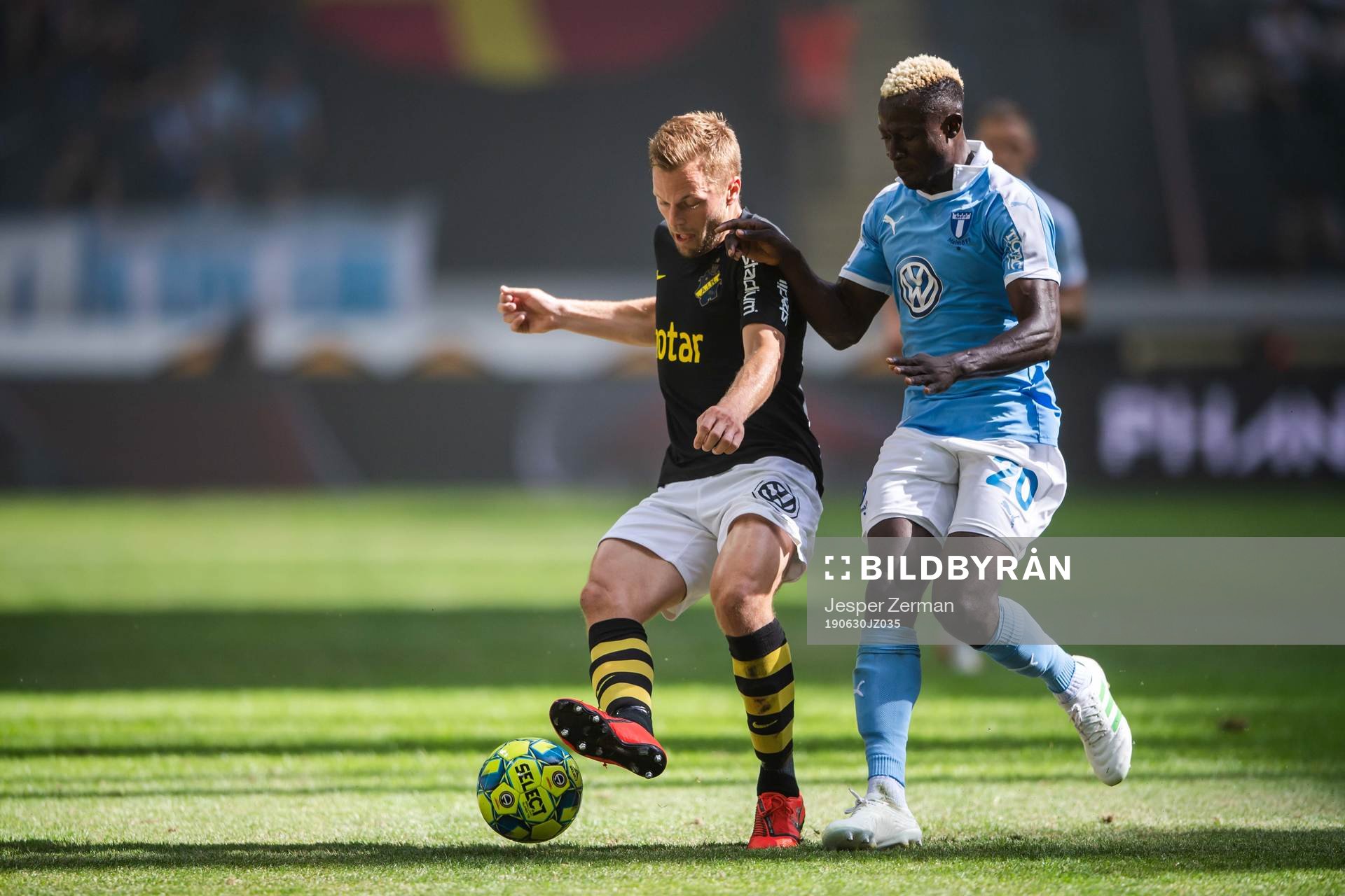 s Sebastian Larsson och Malmö FFs Bonke Innocent