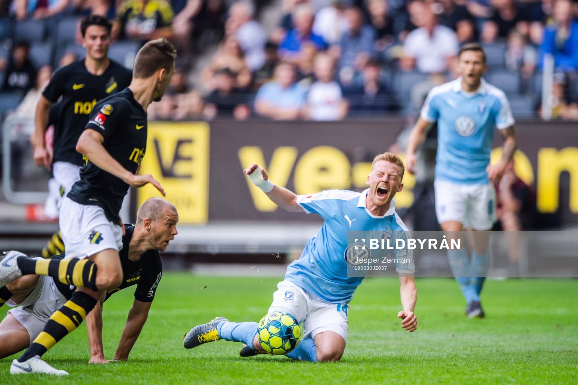 Malmö FFs Anders Christiansen faller efter en duell med AIK:s Per Karlsson under fotbollsmatchen i Allsvenskan mellan AIK och Malmö FF den 30 juni 2019 i Stockholm.