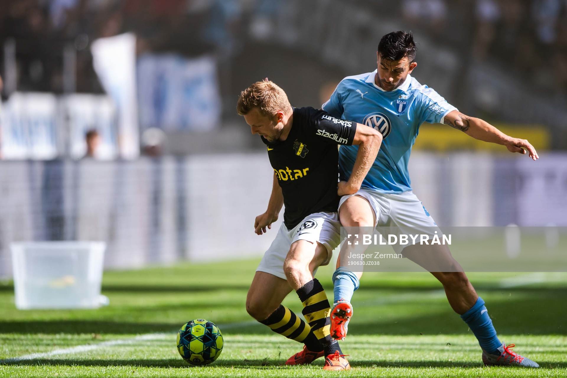 s Sebastian Larsson och Malmö FFs Behrang Safari