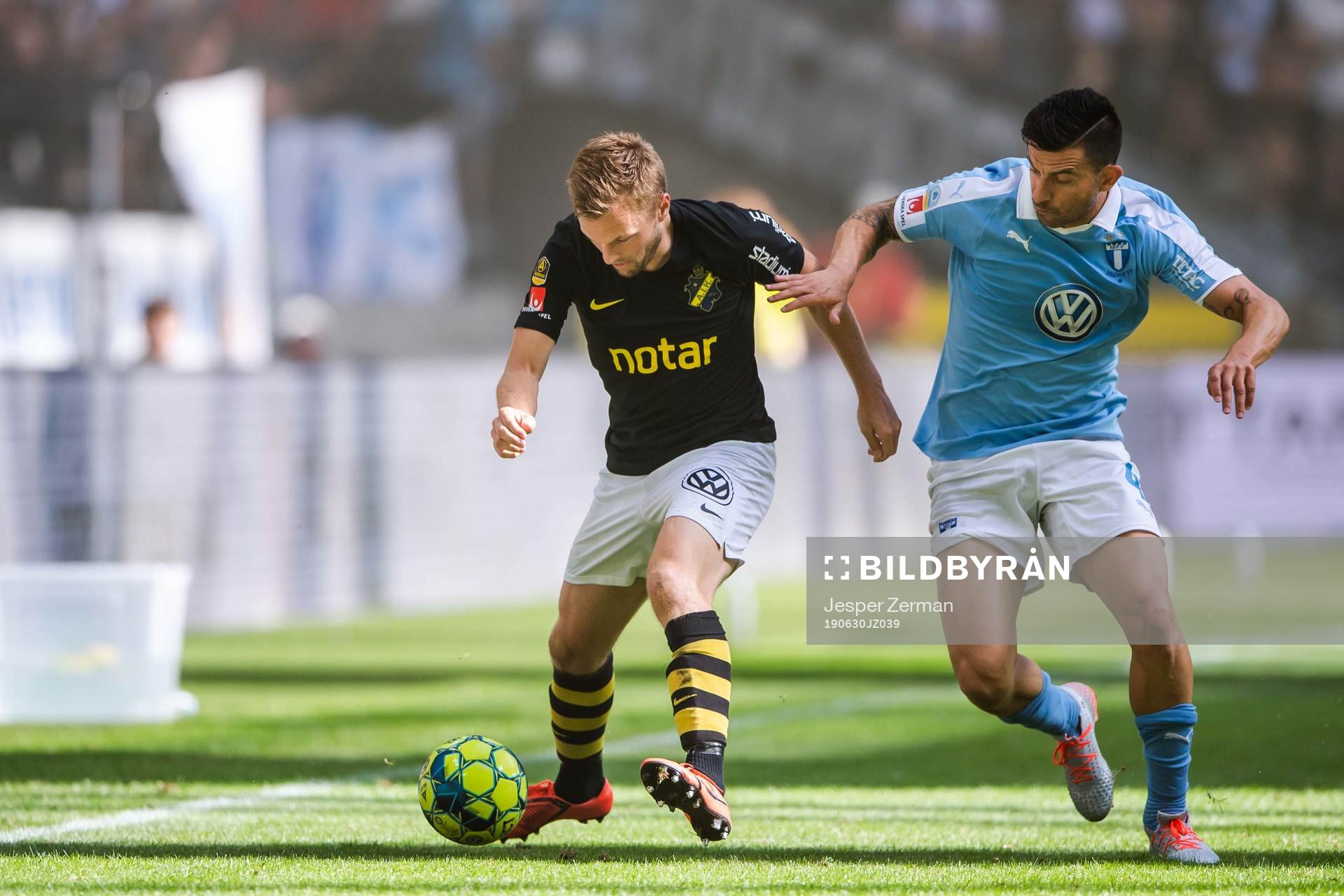 s Sebastian Larsson och Malmö FFs Behrang Safari