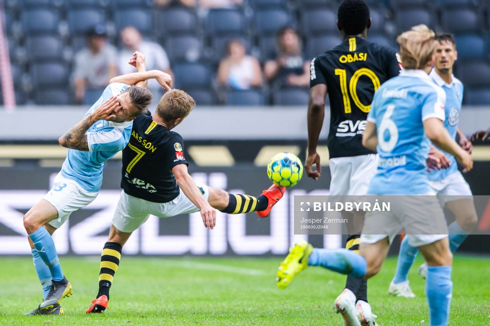 Malmö FFs Arnór Traustason tar sig för ansiktet
