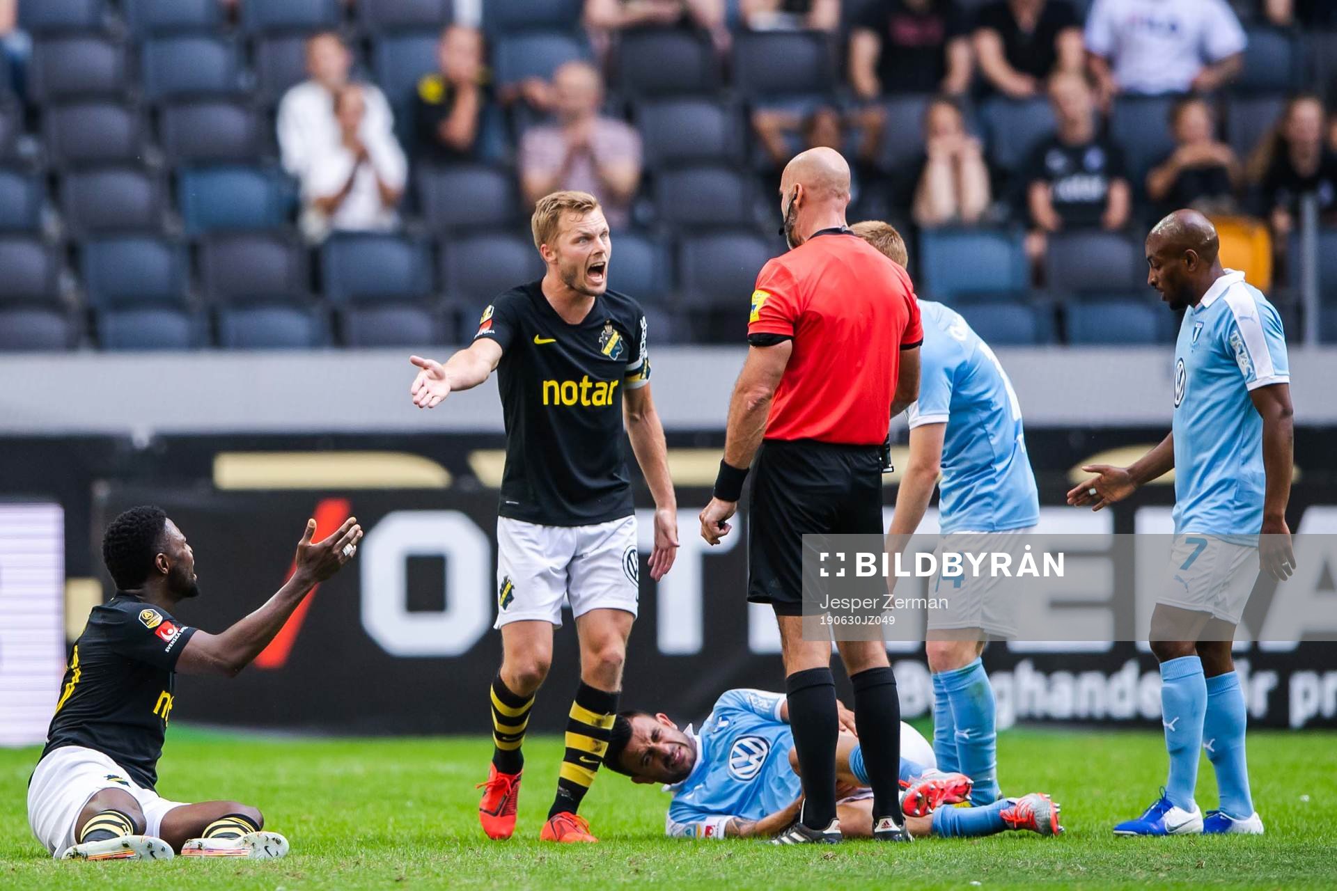 s Sebastian Larsson reagerar på ett domslut