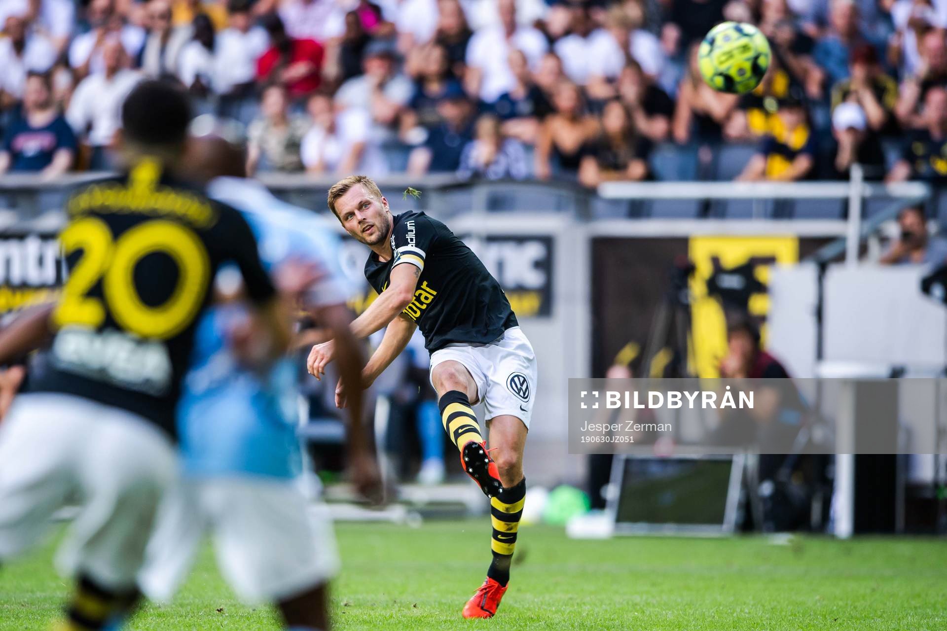 s Sebastian Larsson med en frispark
