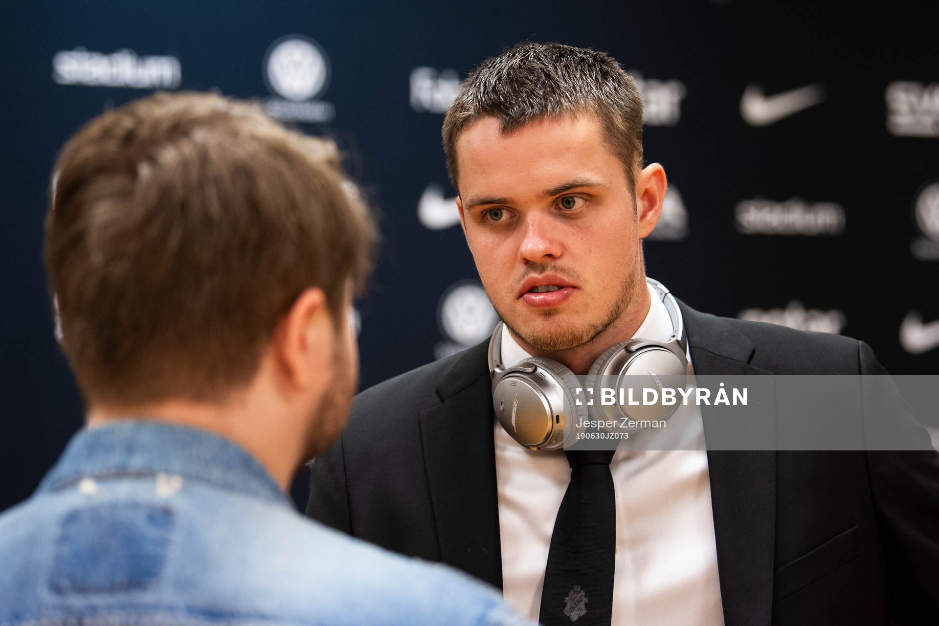 AIK:s målvakt Oscar Linnér intervjuas i mixed zone efter fotbollsmatchen i Allsvenskan mellan AIK och Malmö FF den 30 juni 2019 i Stockholm.