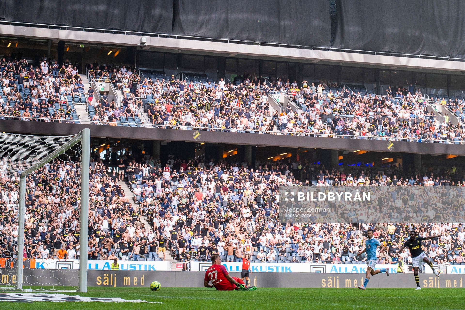 s Chinedu Obasi gör ett mål som döms bort för offside