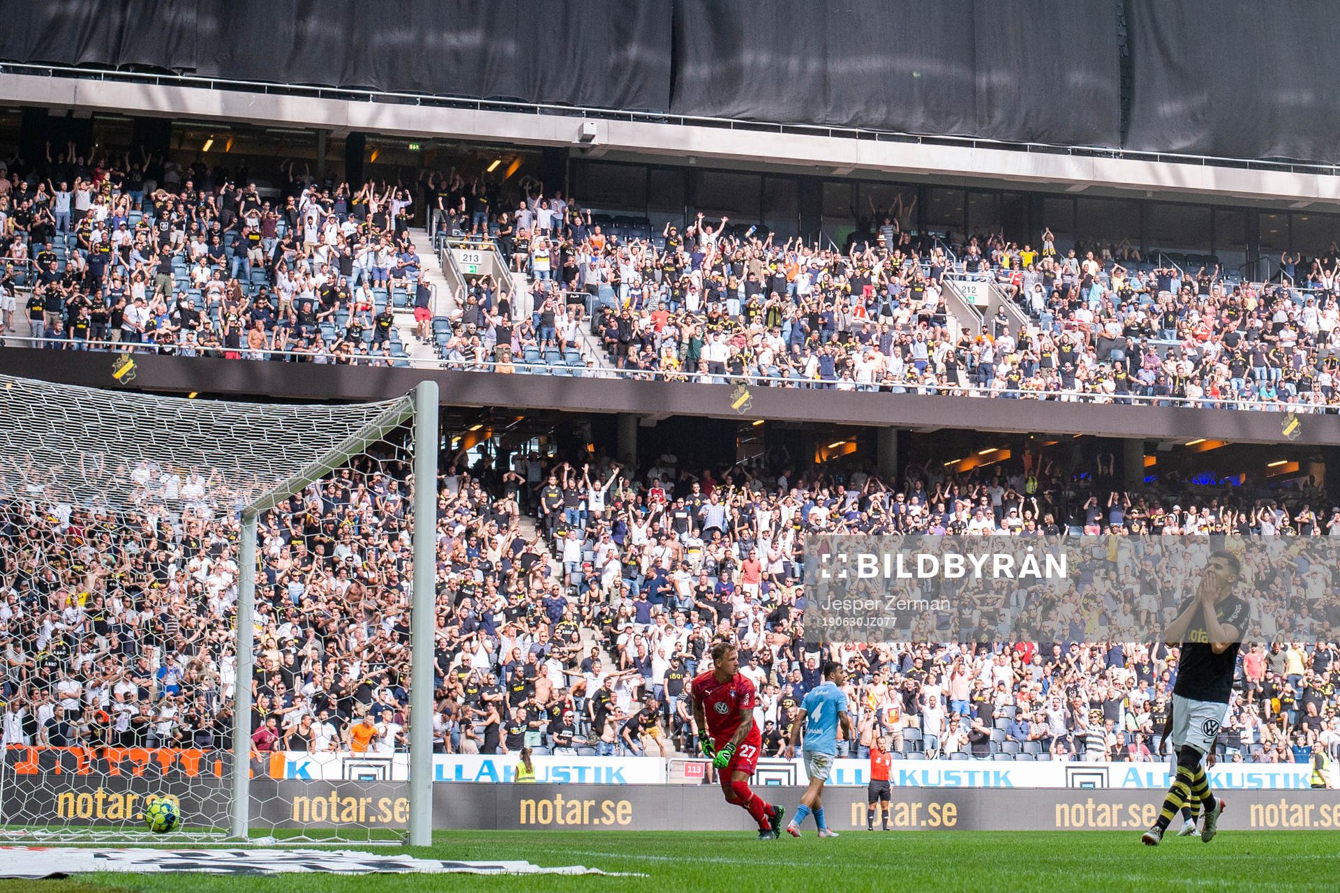 s Tarik Elyounoussi (h) reagerar